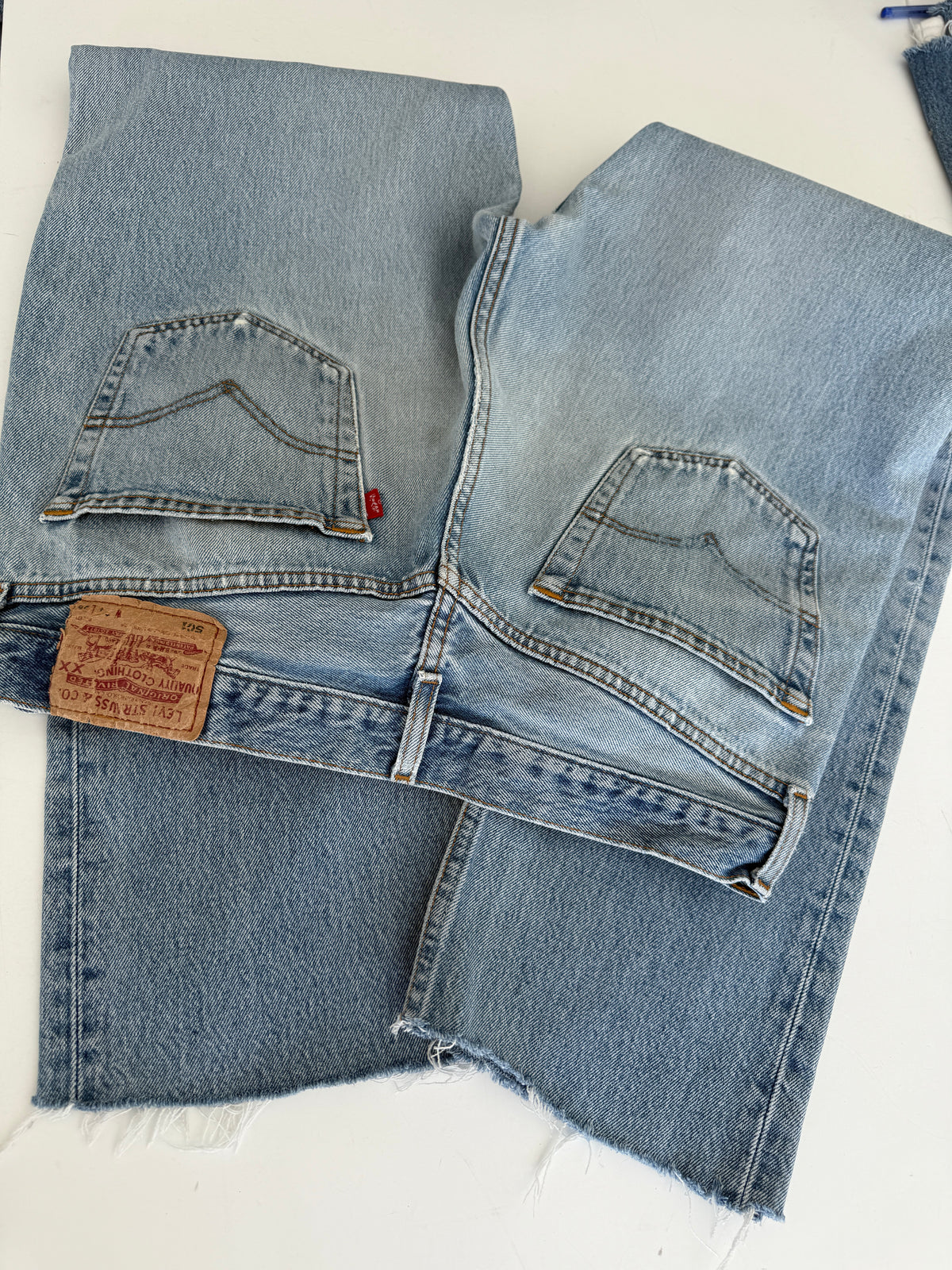 W32 L31 vintage Levis 501s 31/32” measured light medium blue faded 90s 501s