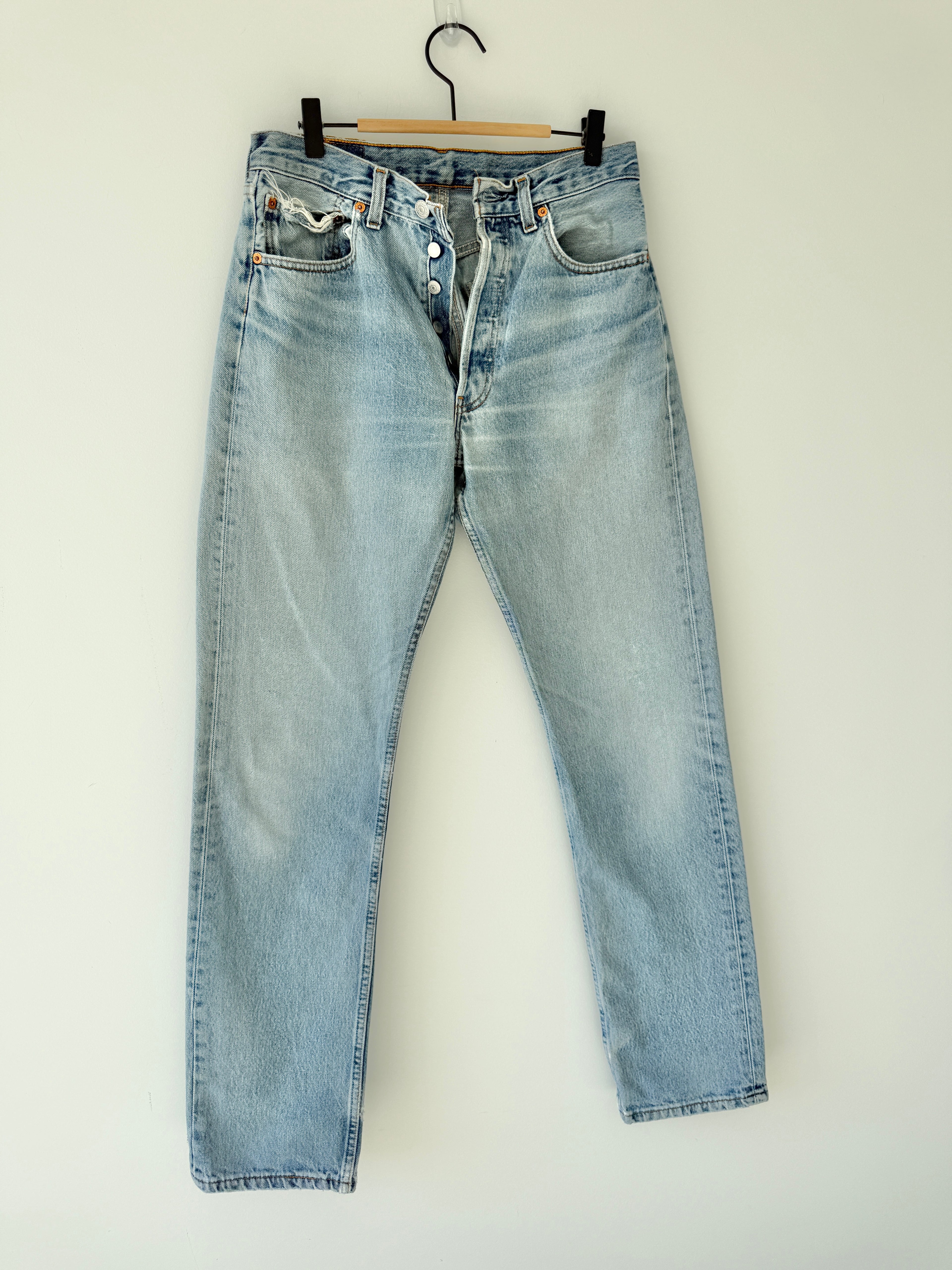 W28 L33 vintage Levis 501 28” measured waist light blue 90s 501s