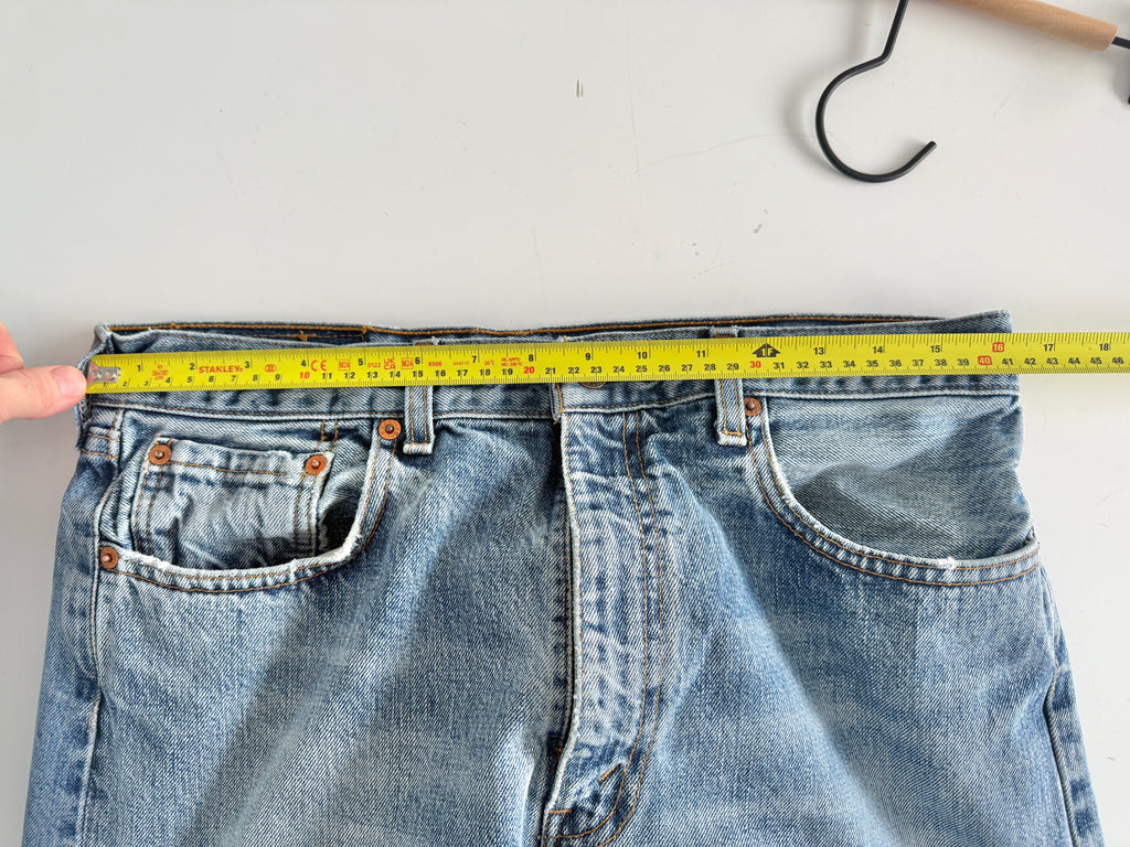 W32 L33 vintage Levis 505 31-32” measured medium faded blue 90s Levi’s 505s