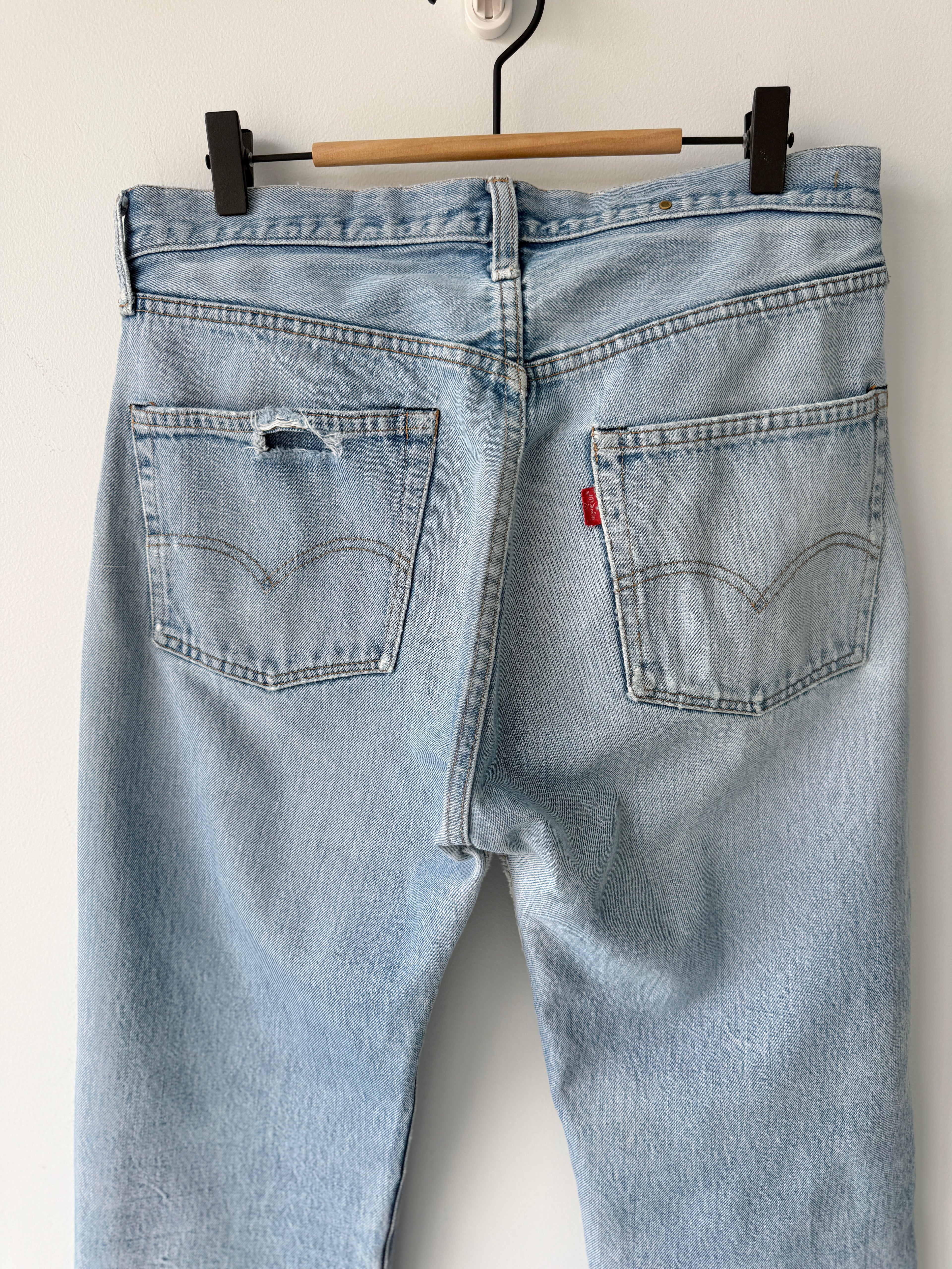 W31 L32 vintage Levis 501 30/31” measured light faded blue denim 70’s 501s USA button 6