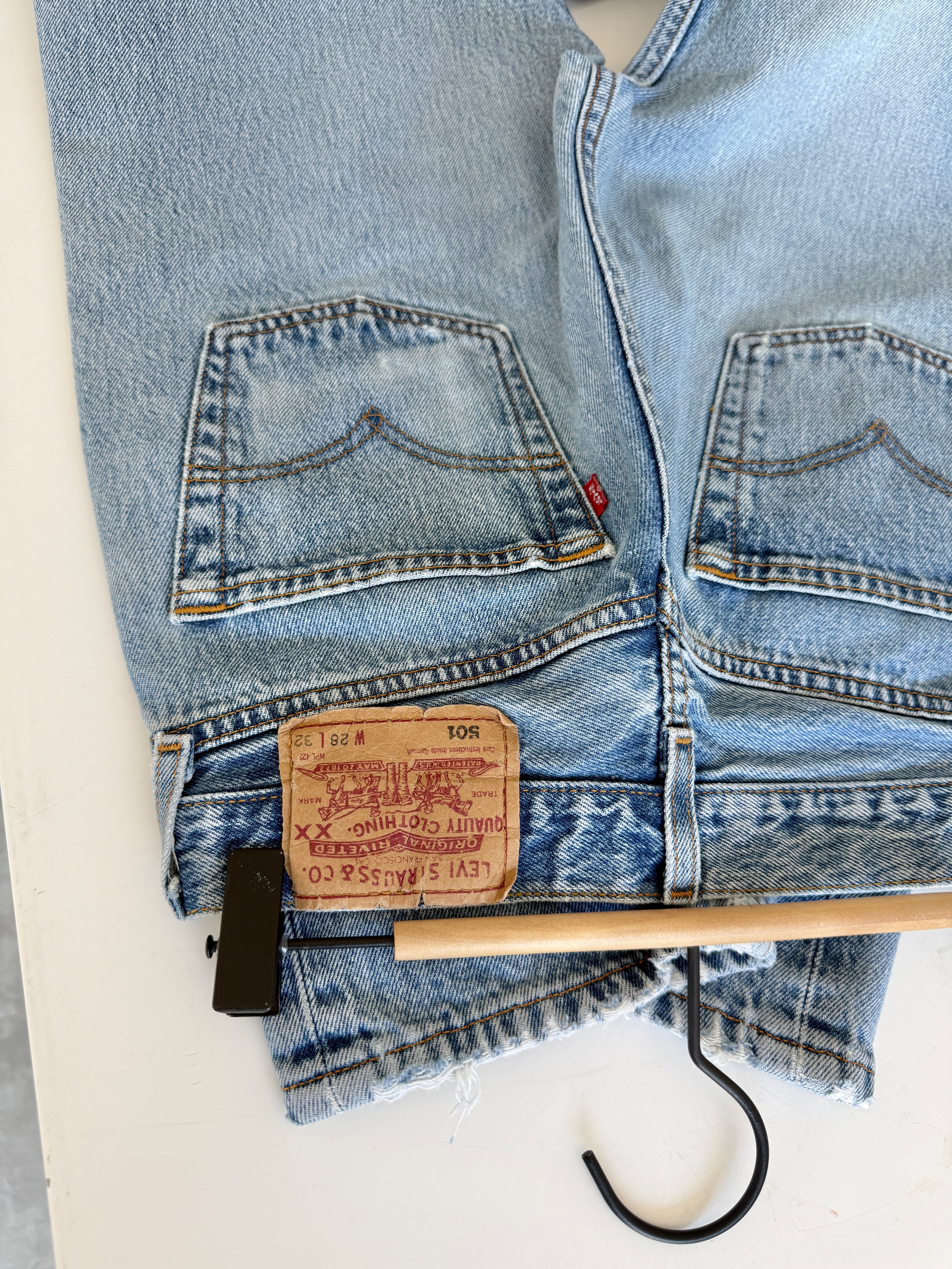 W26 L31 vintage Levis 501 25/26” measured waist medium light blue 501s Y2K wallet mark and cool fades nl