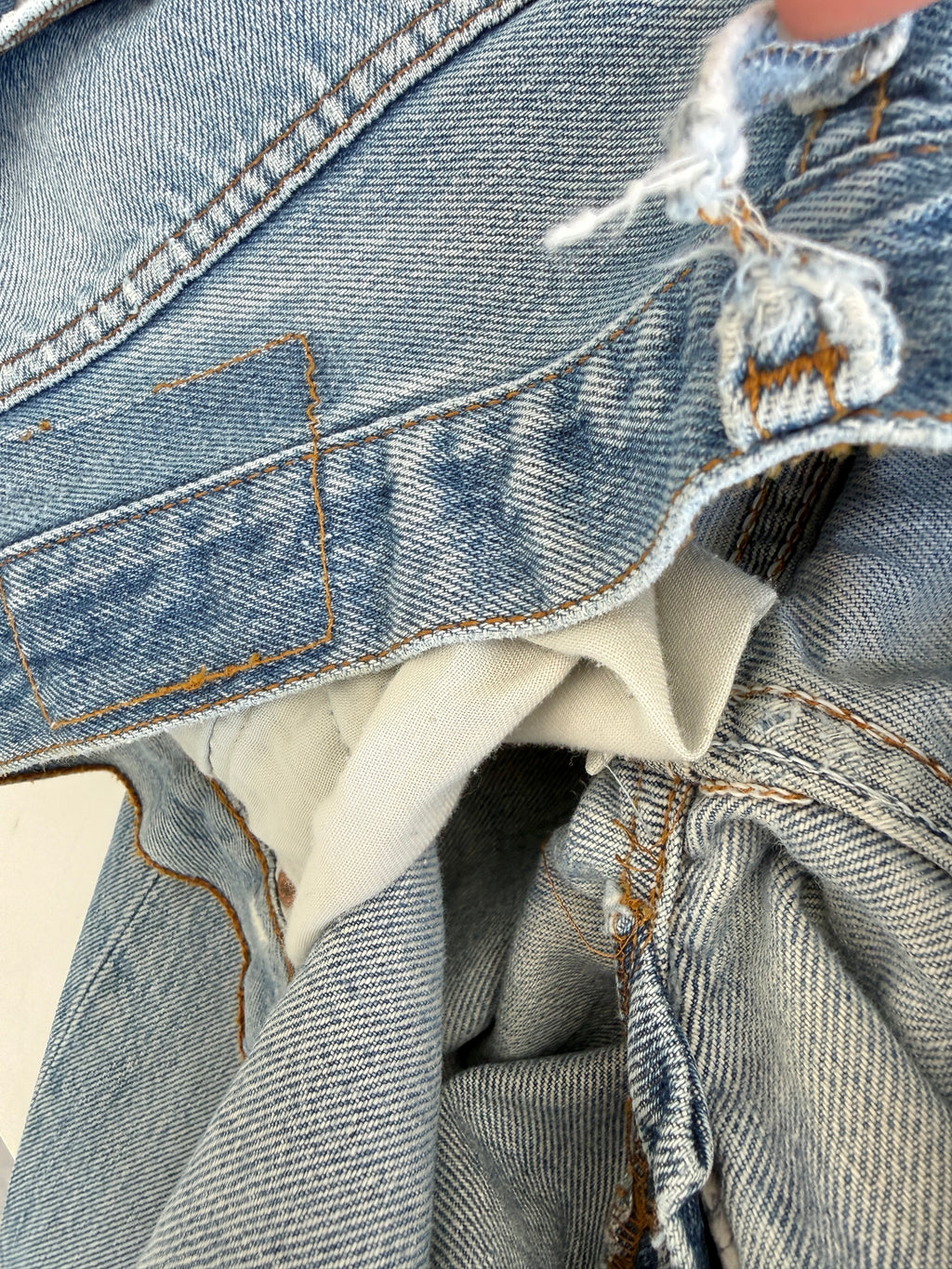 Soft W34 L30 vintage Levis 501 32-34” measured light medium blue faded denim Y2K 501s