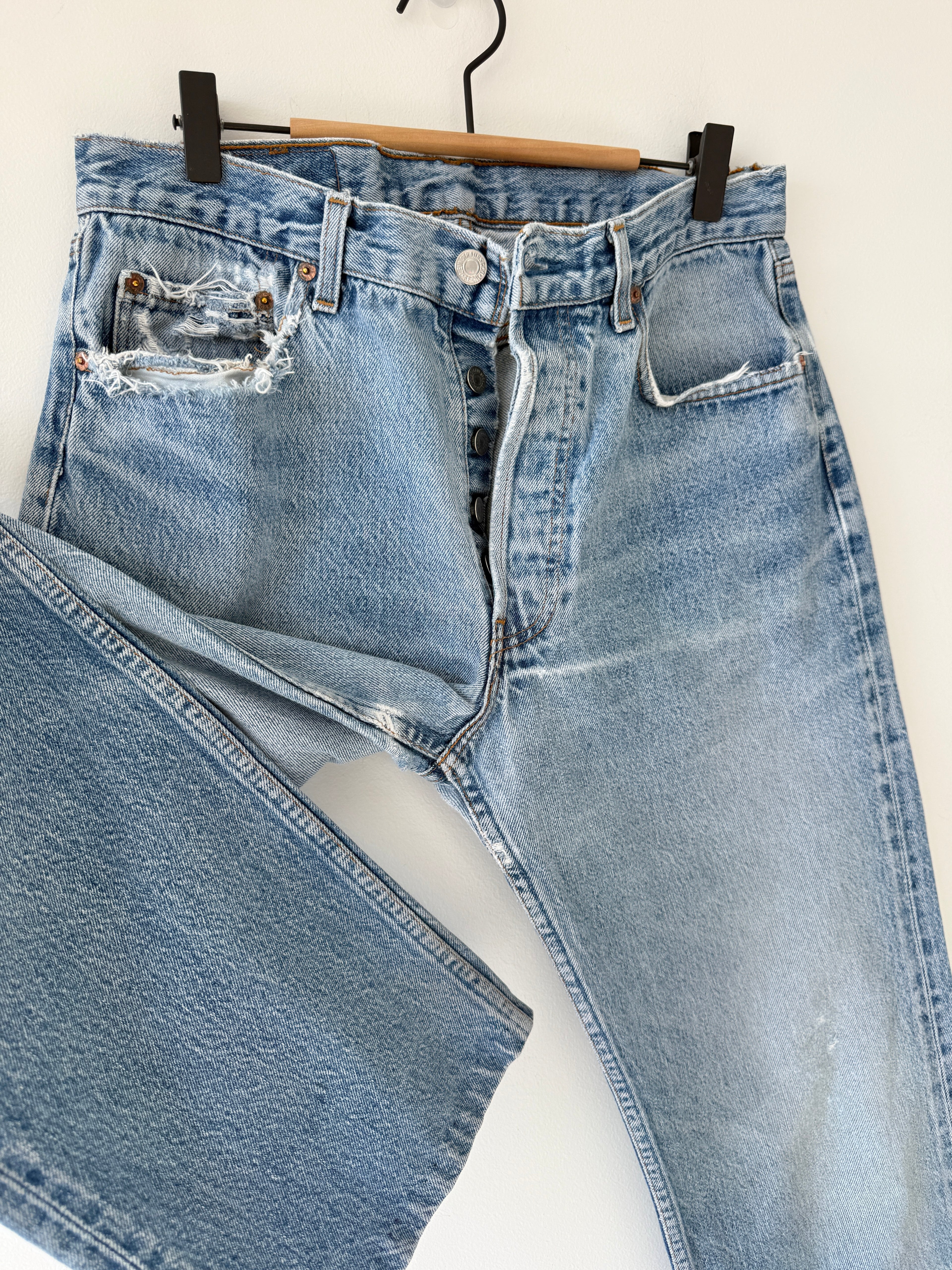 W31 L31 vintage Levis 501 30/31” measured waist light faded blue 80s 501s