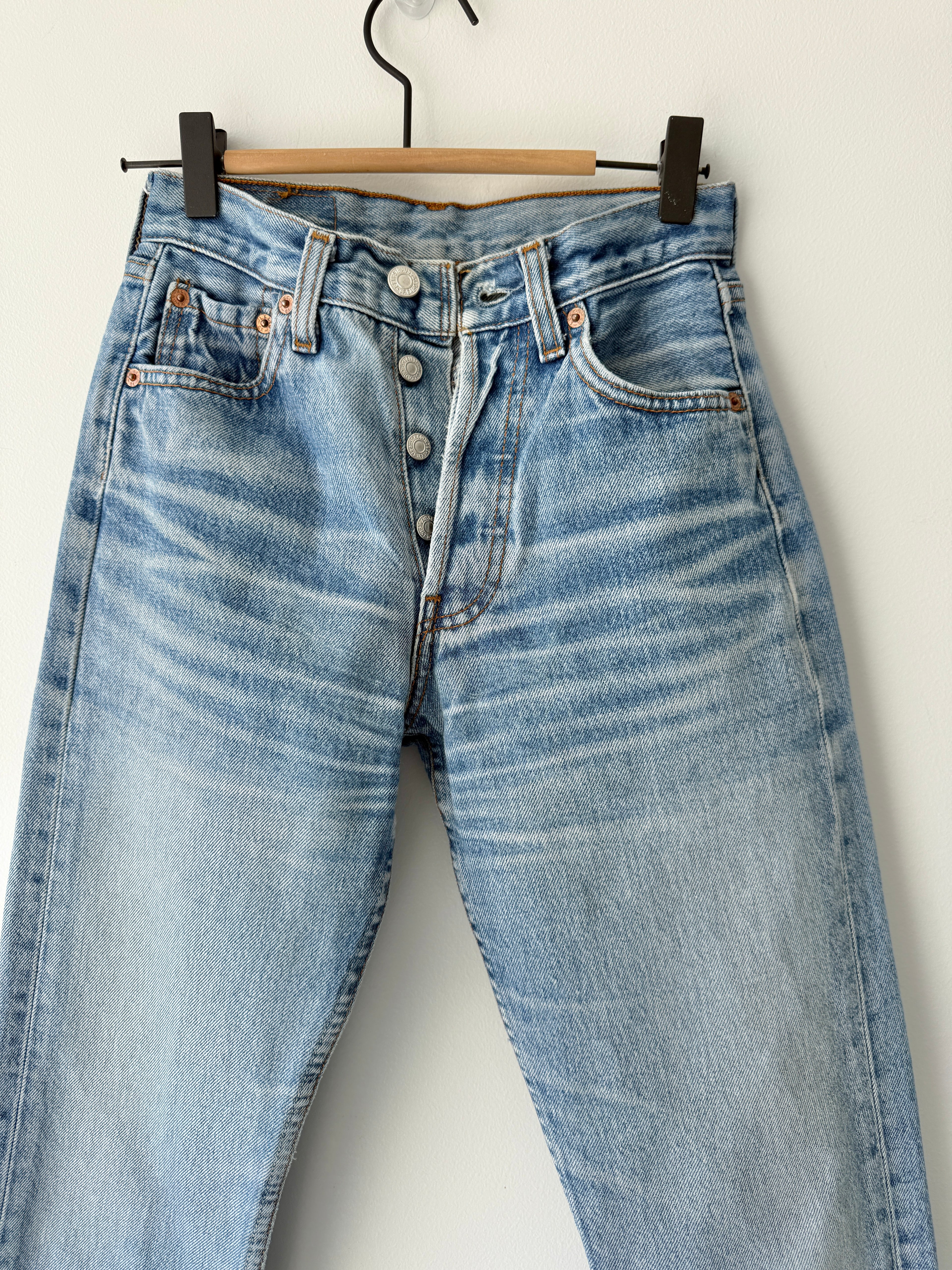 Soft W23 L29 vintage Levis 501 22-24” measured waist medium faded whisker blue 501s 90s
