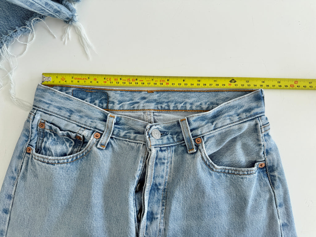 W27 L29 vintage Levis 501 27” measured waist light blue 501s 90s USA student fit denim