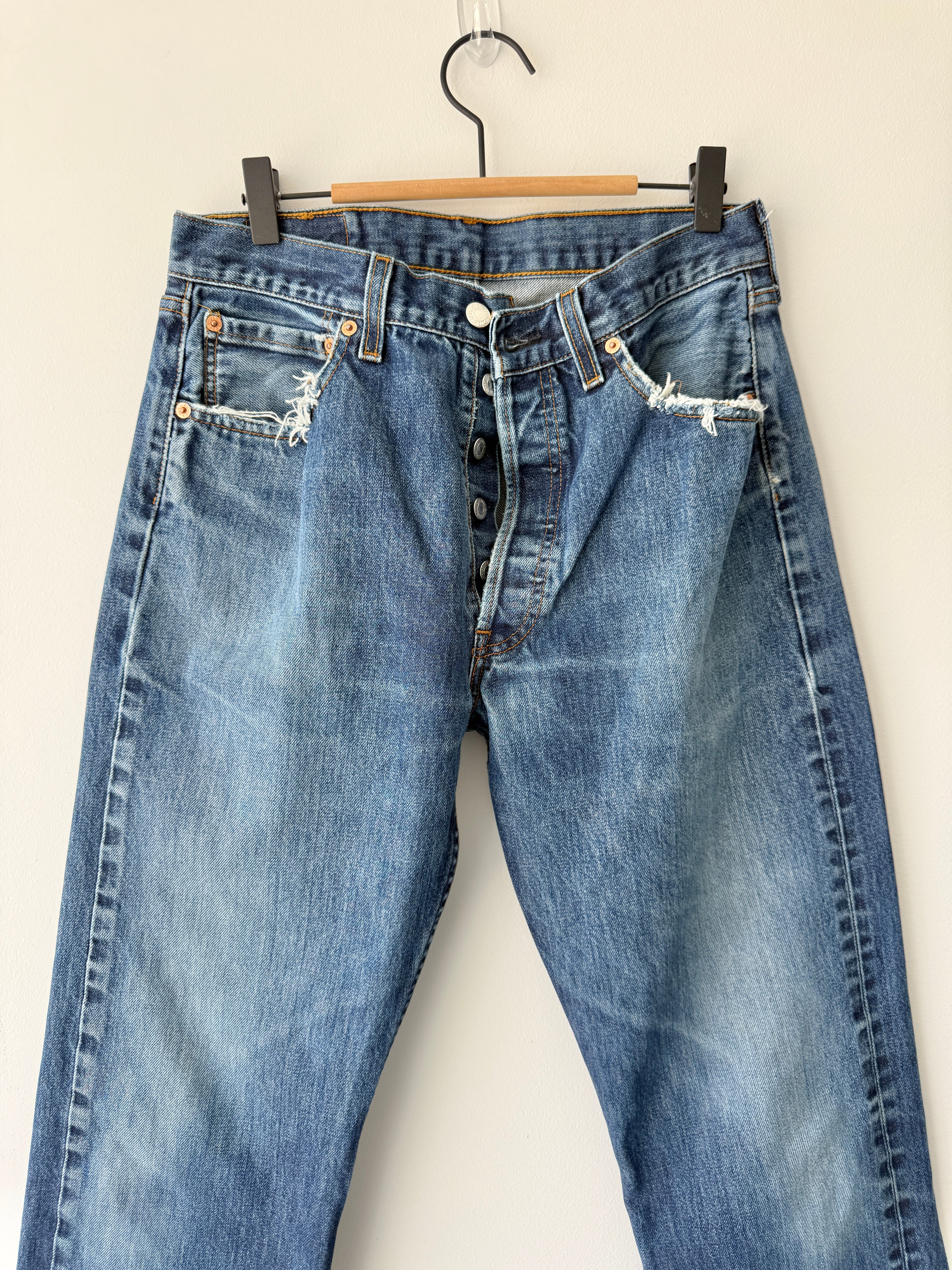 W29 L30 vintage Levis 501 29” measured waist dark indigo faded blue 501s Y2K