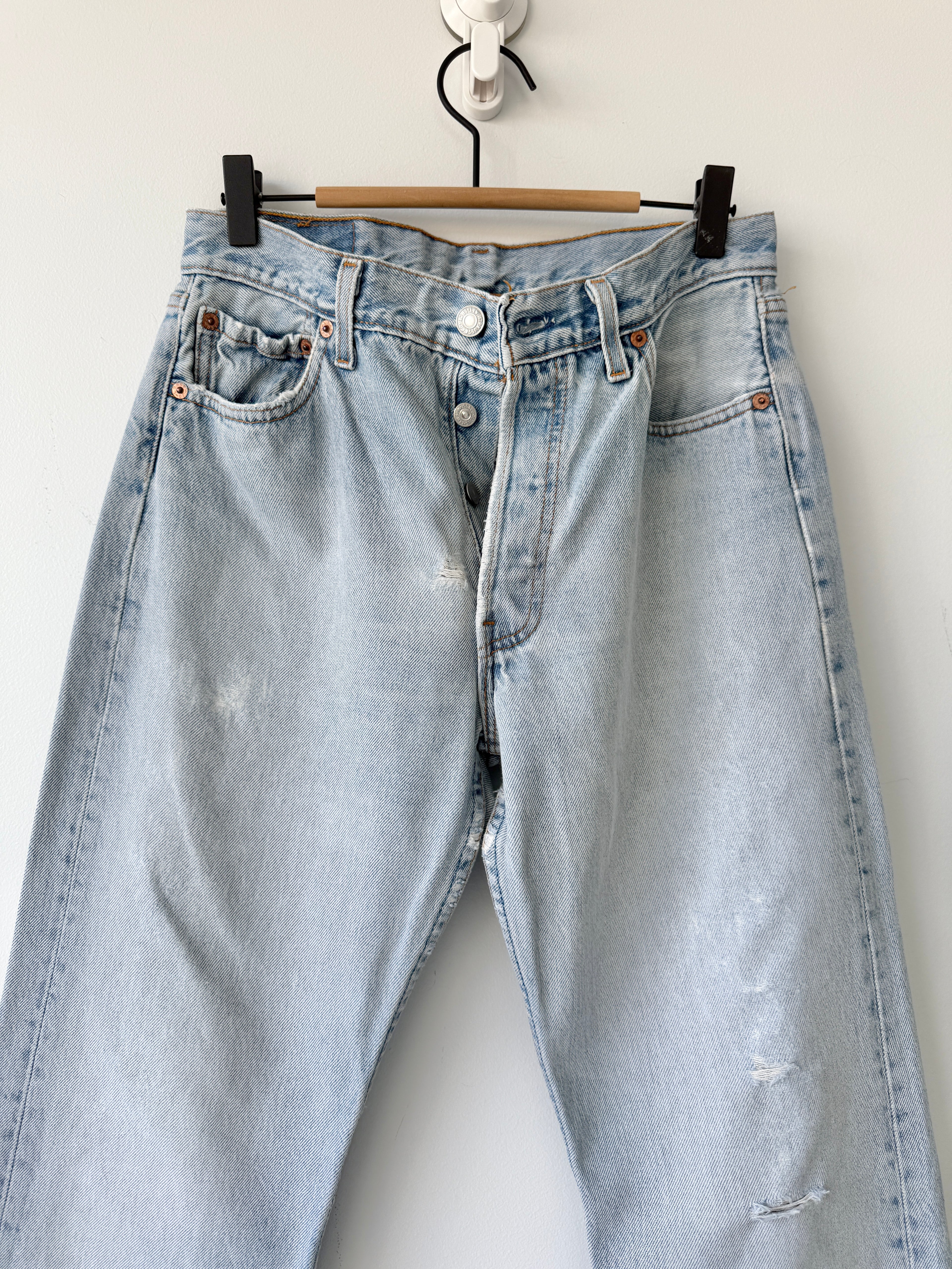 Distressed W28 L29 vintage Levis 501 27/28” measured light faded blue denim 90’s 501s USA student fit