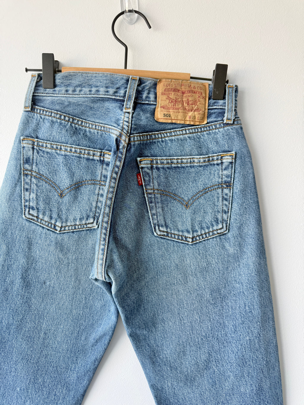 W23 L31 vintage Levis 501 23” measured waist medium darker blue 501s Y2K