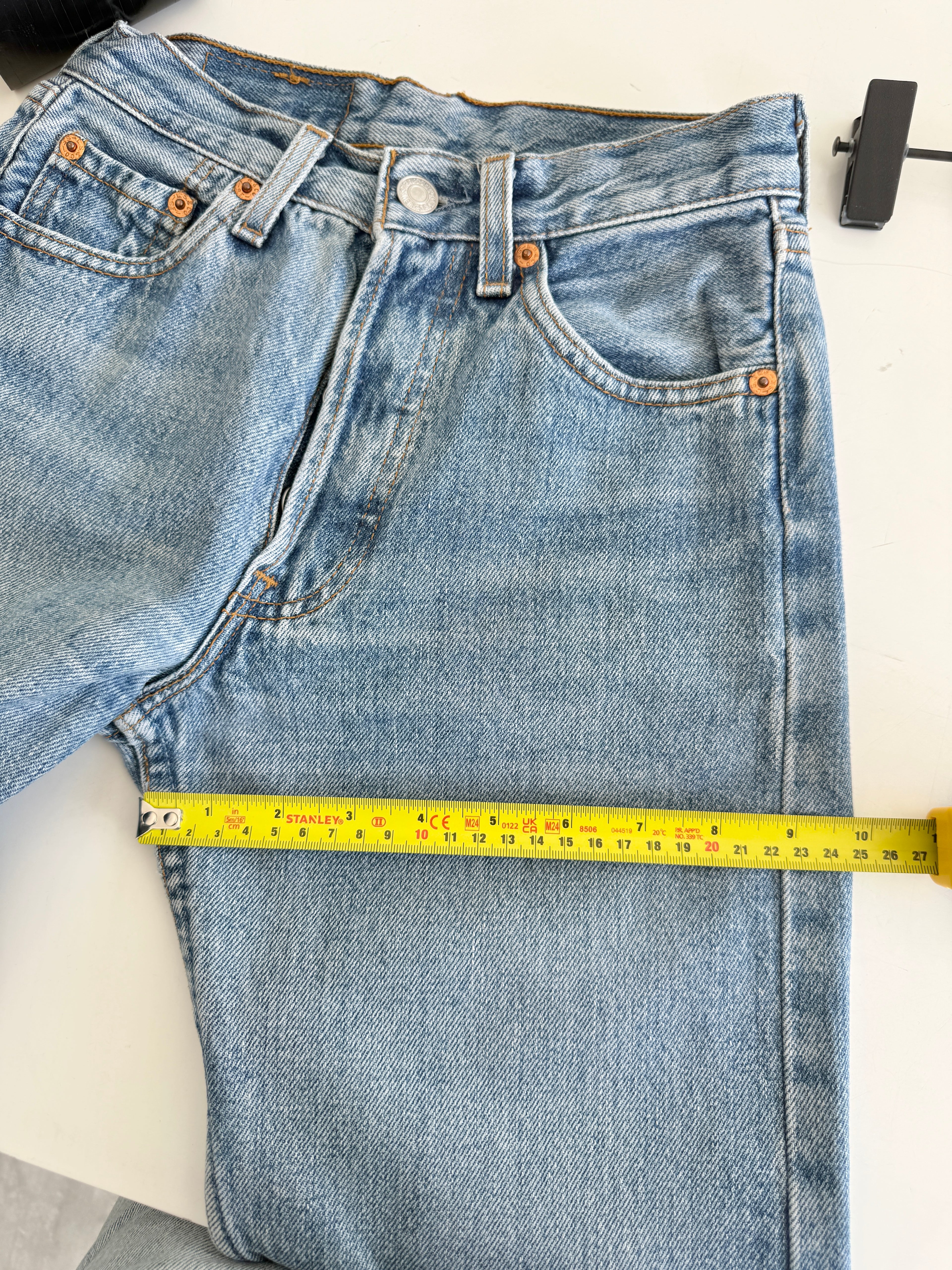 Softer W23 L29 vintage Levis 501 22/23” measured waist medium blue 90s 501s