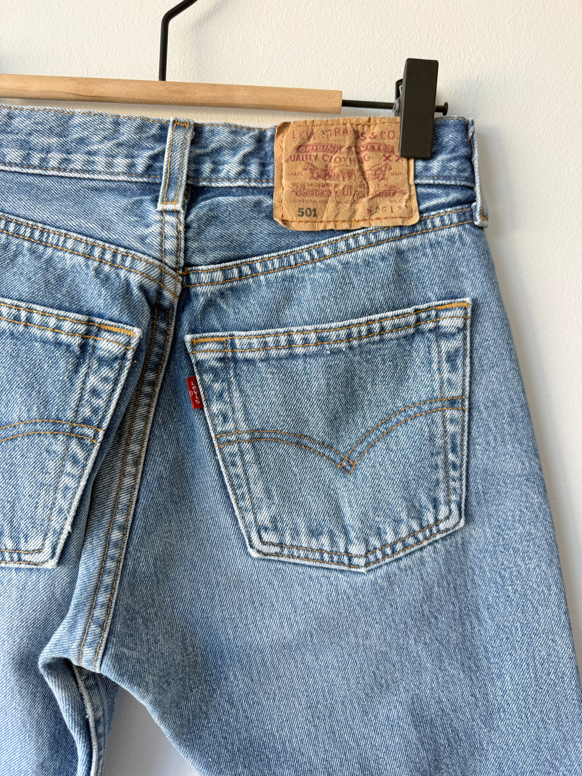 W25 L31 vintage Levis 501 medium blue 24/25” measured waist 501s 90s