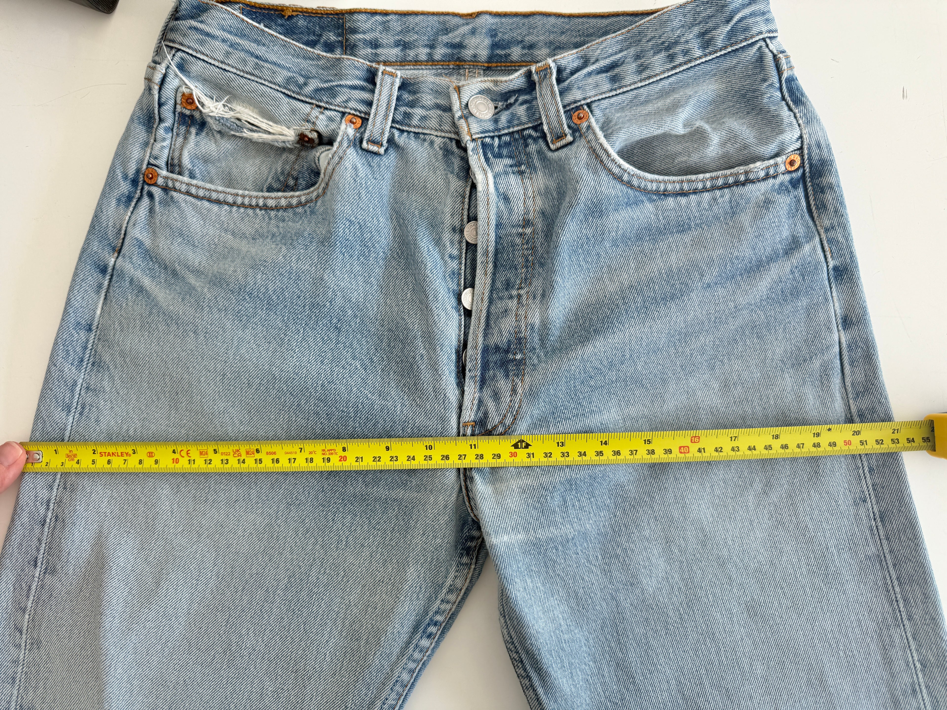 W28 L33 vintage Levis 501 28” measured waist light blue 90s 501s