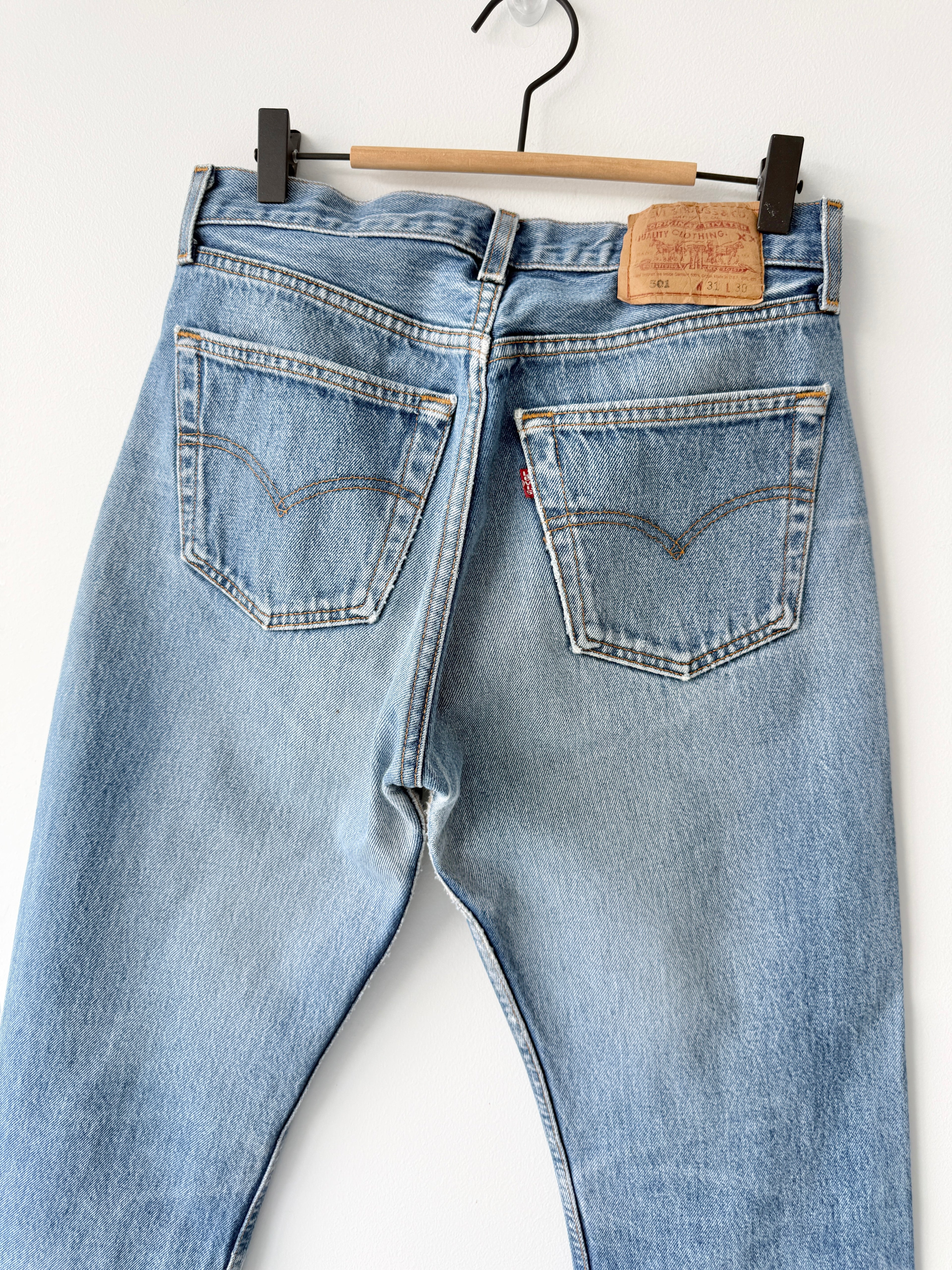 W29 L27 vintage Levis 501s 28/29” medium blue whiskers fade denim Levi’s 501s 90s USA