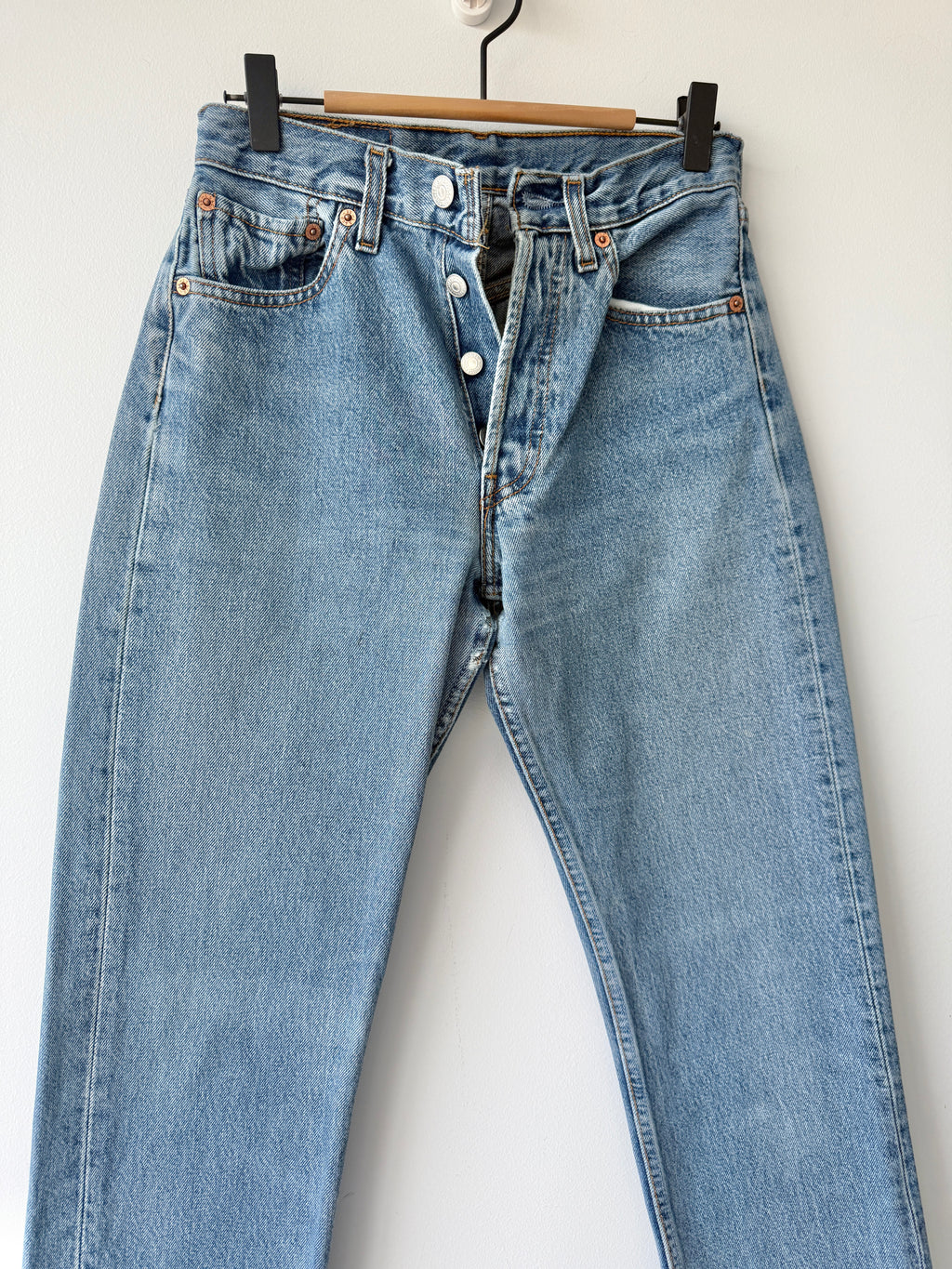 W25 L30 vintage Levis 501 24-25” medium blue 90s Levi’s 501s