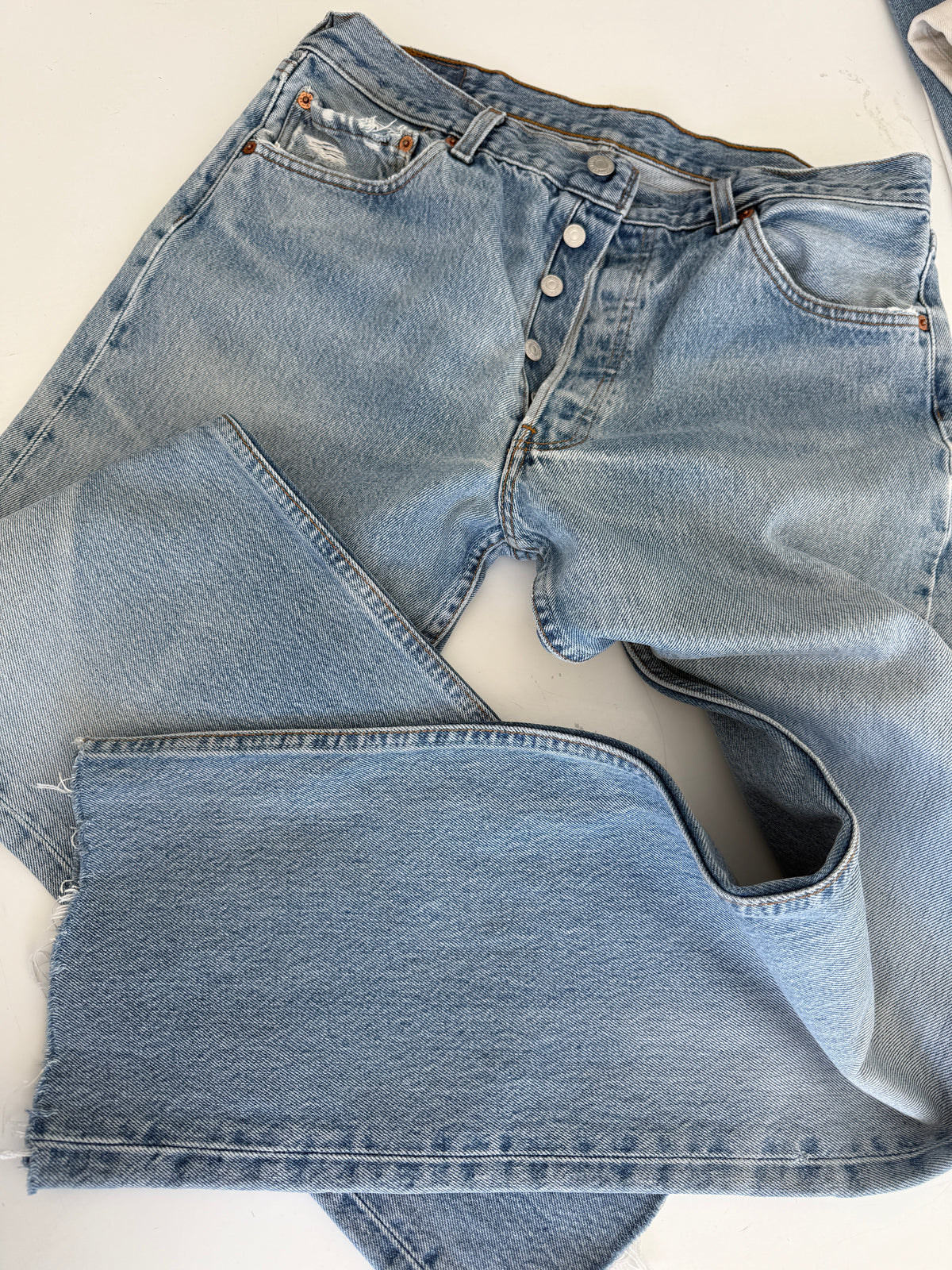 W32 L31 vintage Levis 501s 31/32” measured light medium blue faded 90s 501s