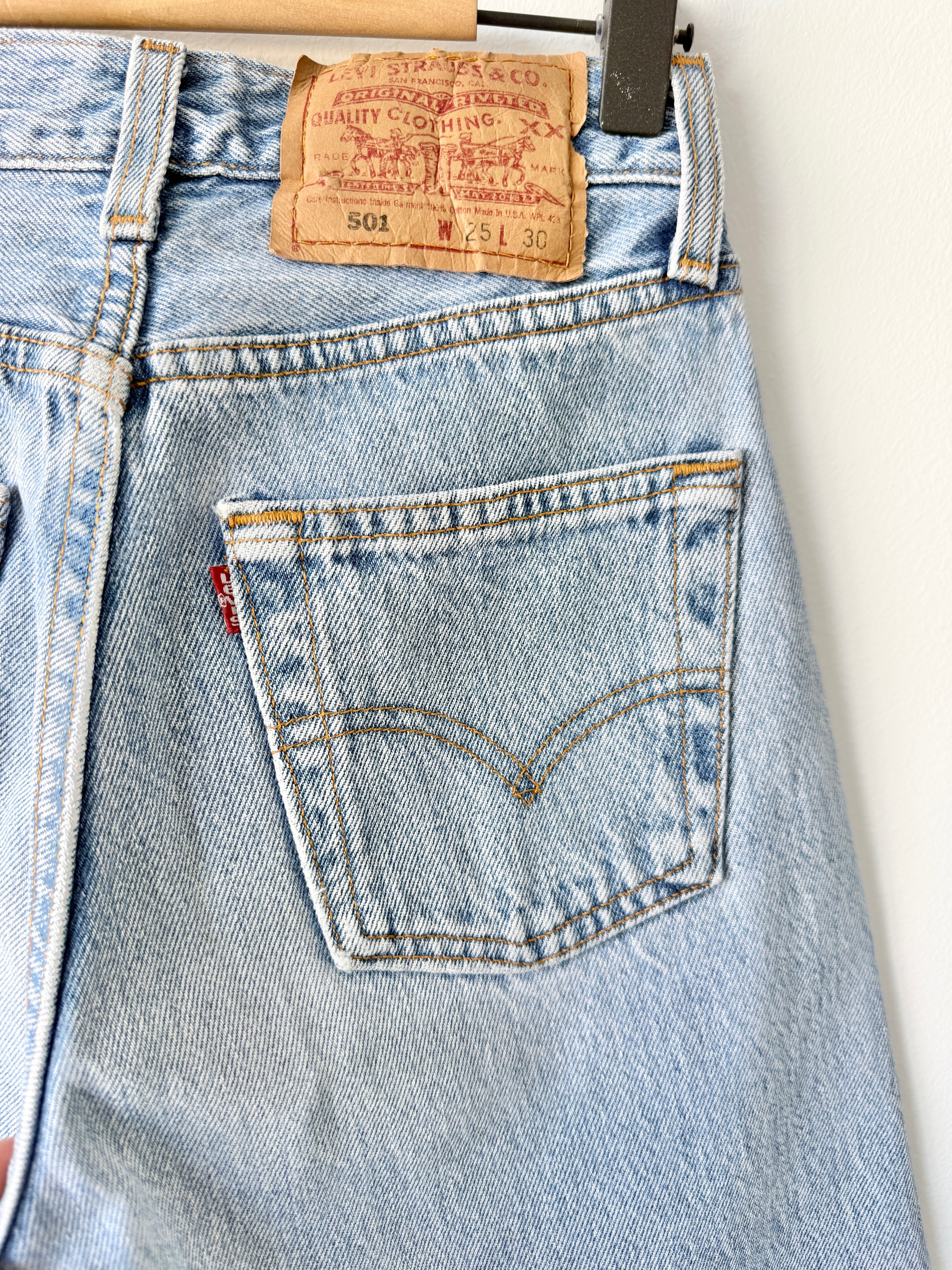 W23 L30 vintage Levis 501s 22/23” light medium blue Levi’s 501s 90s