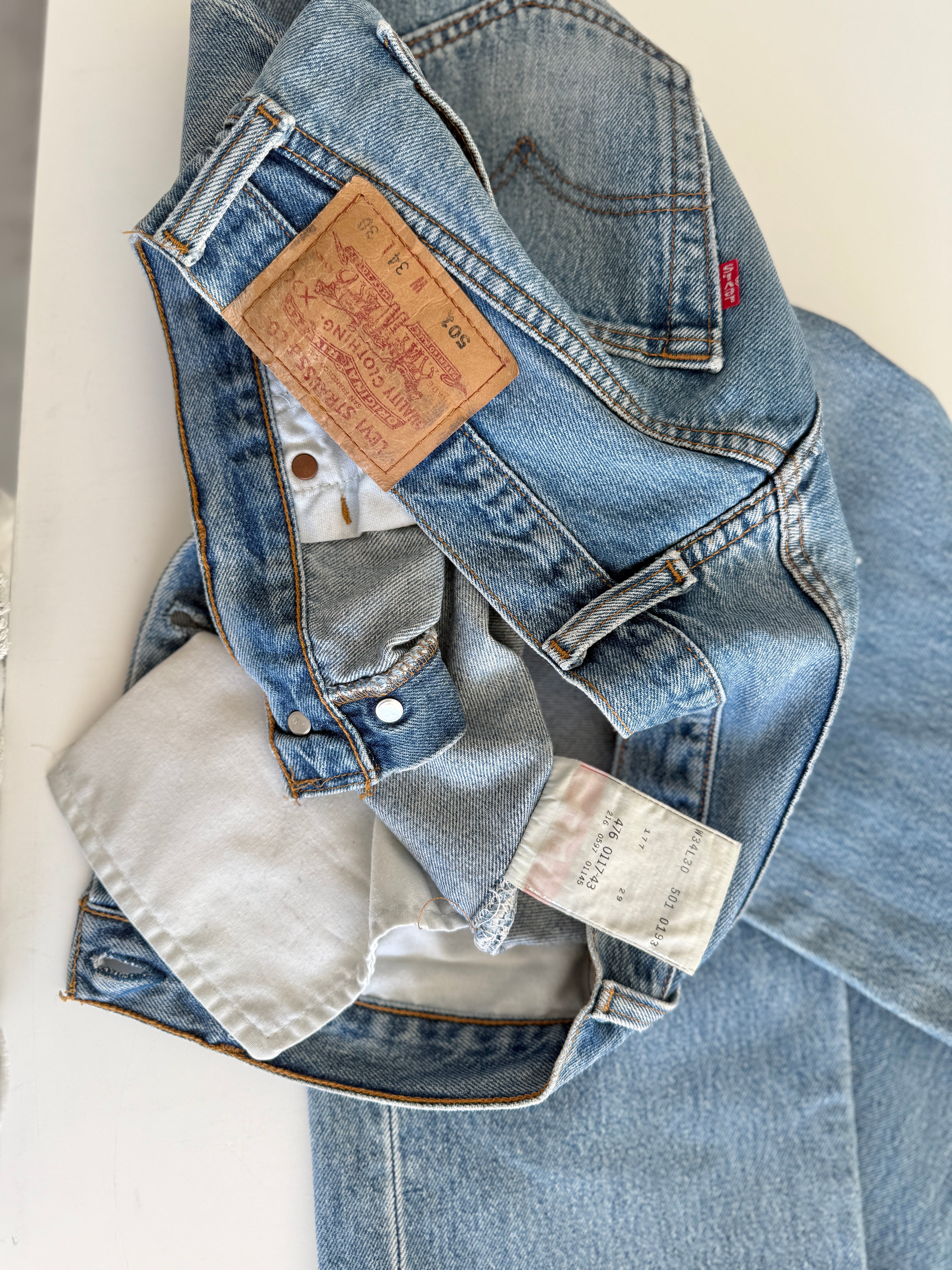 W32 L29 vintage Levis 501 31-32” measured medium faded blue 90s Levi’s 501s