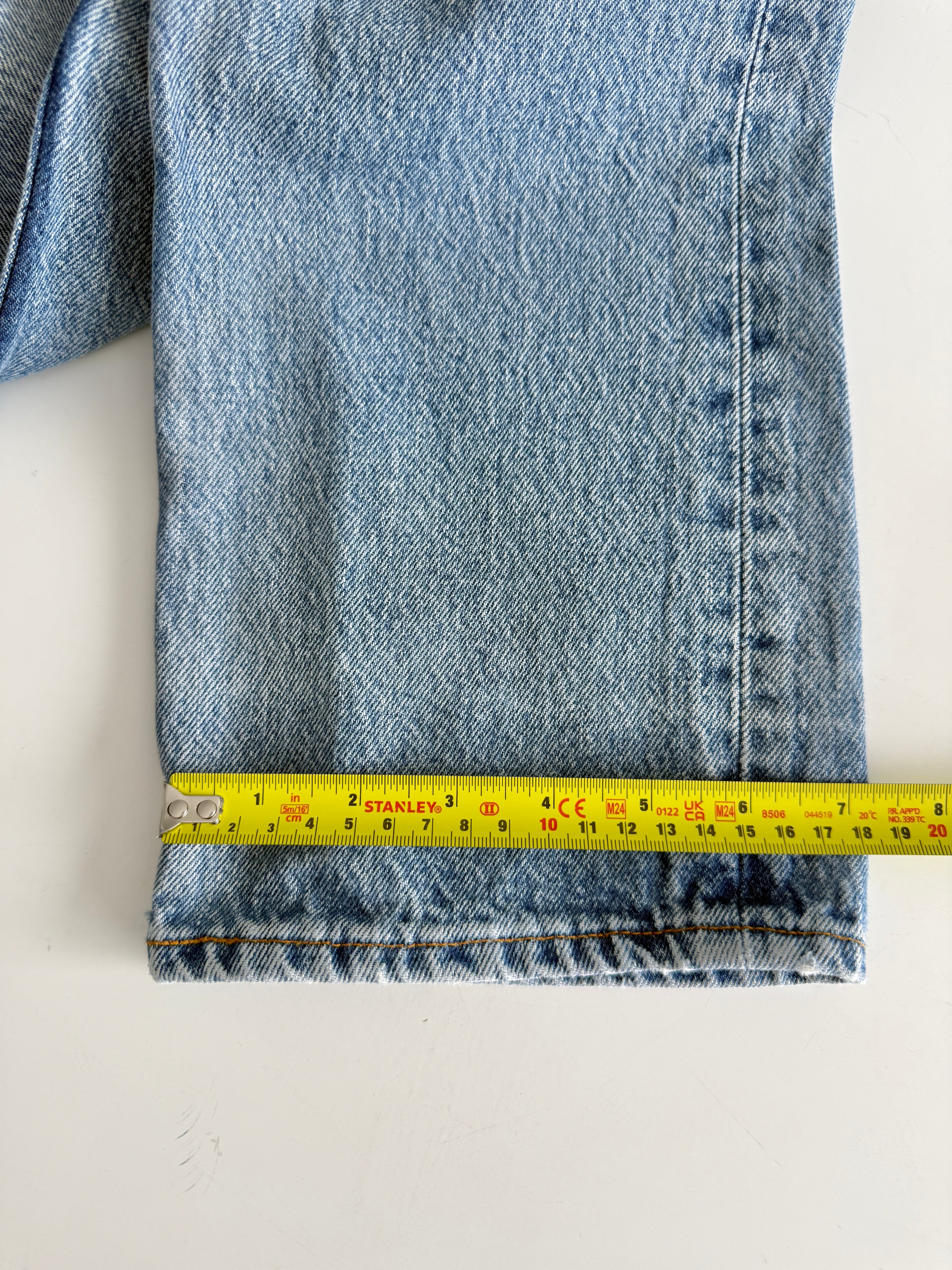 W25 L32 vintage Levis 501 25” measured waist blue 501s made in 80s