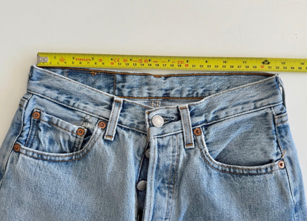 W25 L31 vintage Levis 501 24-25” measured light blue made in 90s -Stephanie