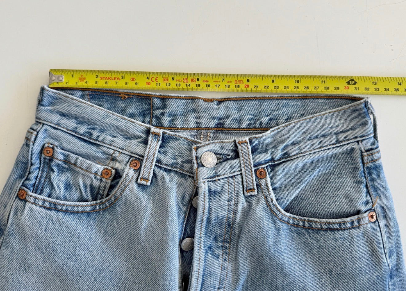 W25 L31 vintage Levis 501 24-25” measured light blue made in 90s -Stephanie