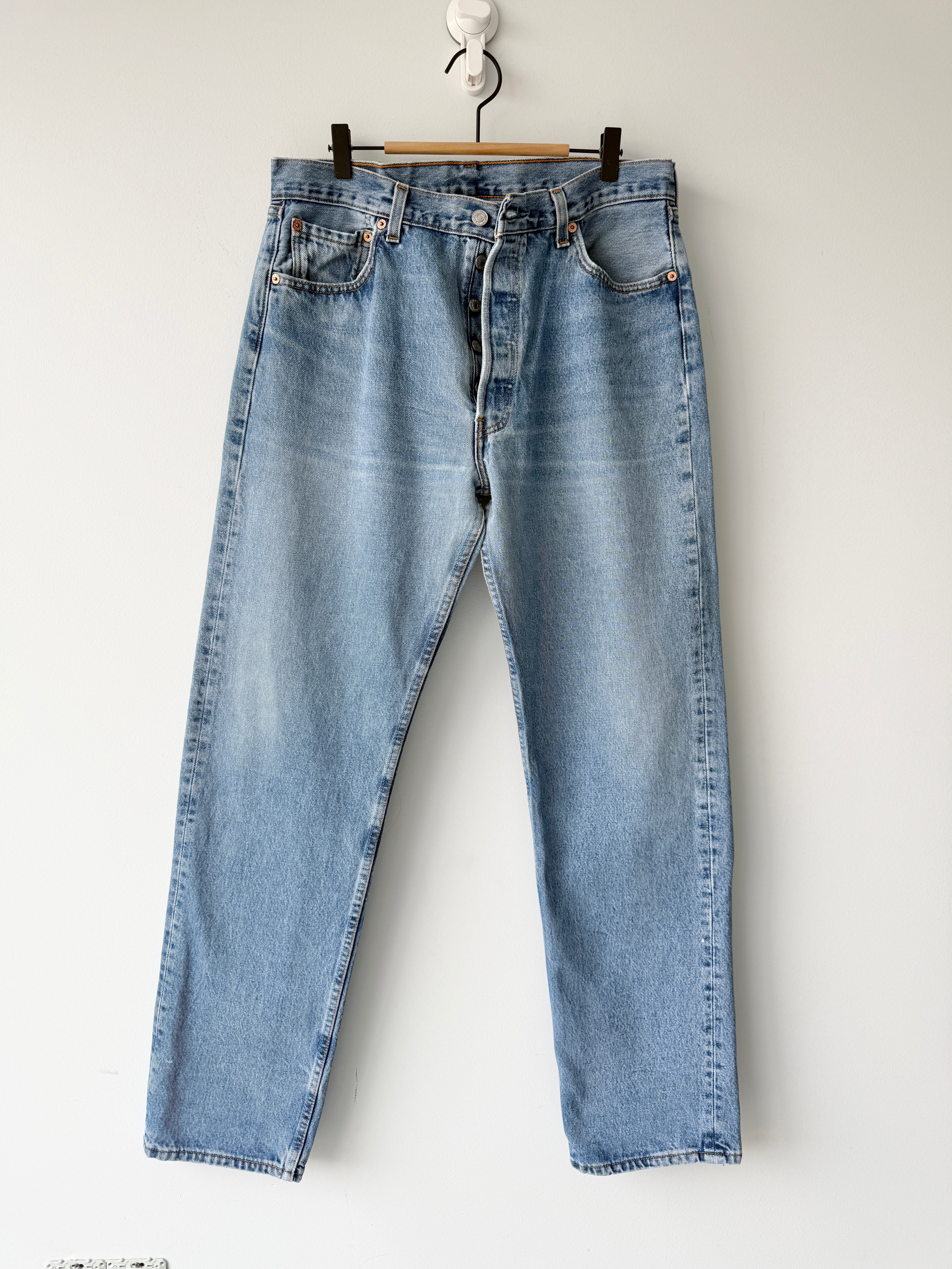 W33 L33 vintage Levis 501 32/33” measured medium blue faded 90s USA Levi’s 501s