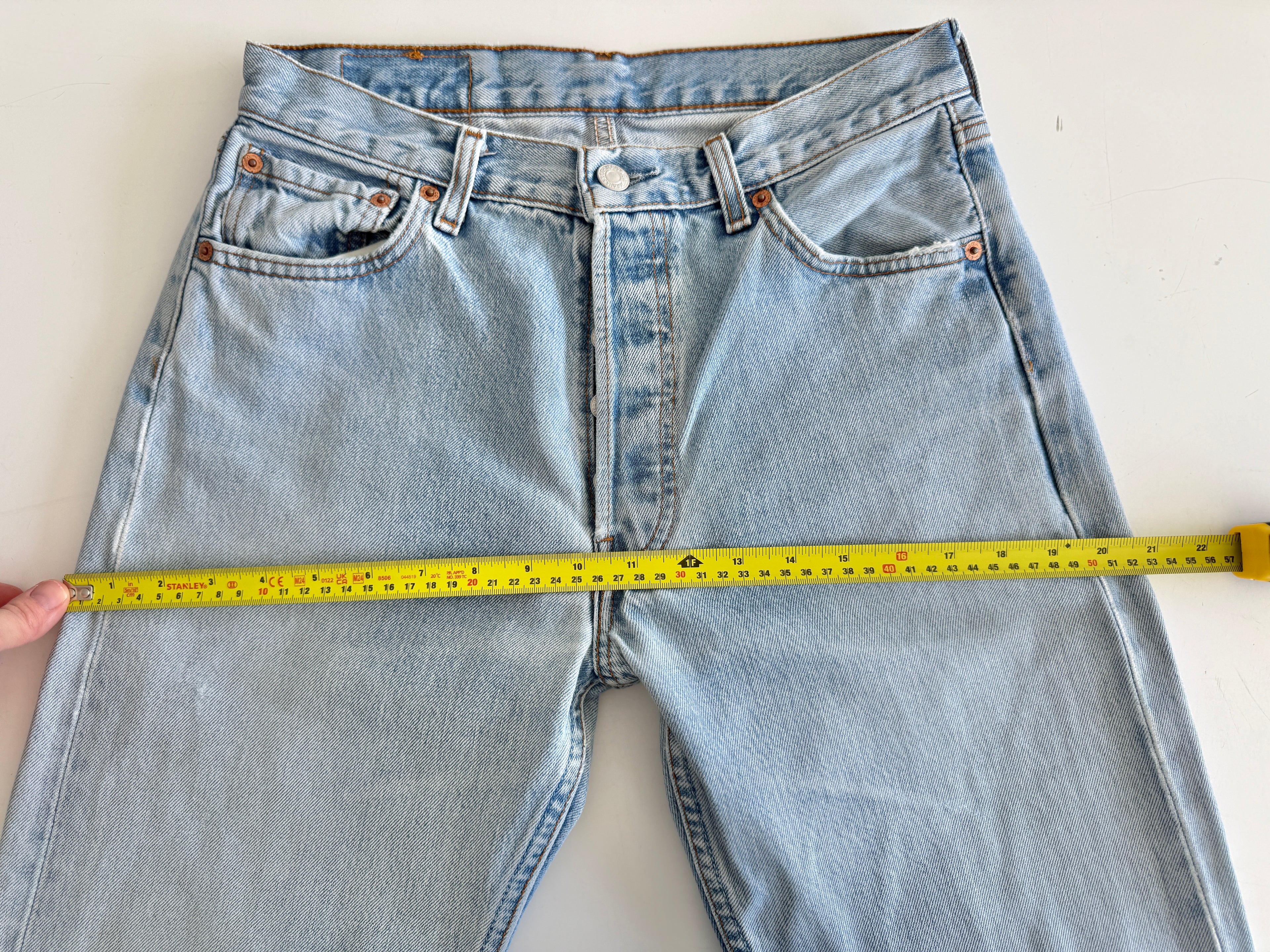 W28 L33 vintage Levis 501 27-28” measured light faded blue made in 90s
