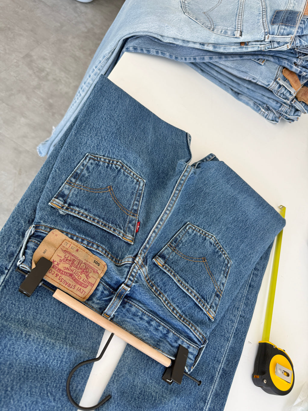 W23 L31 vintage Levis 501s 22/23” measured medium dark blue fade 501s Y2K