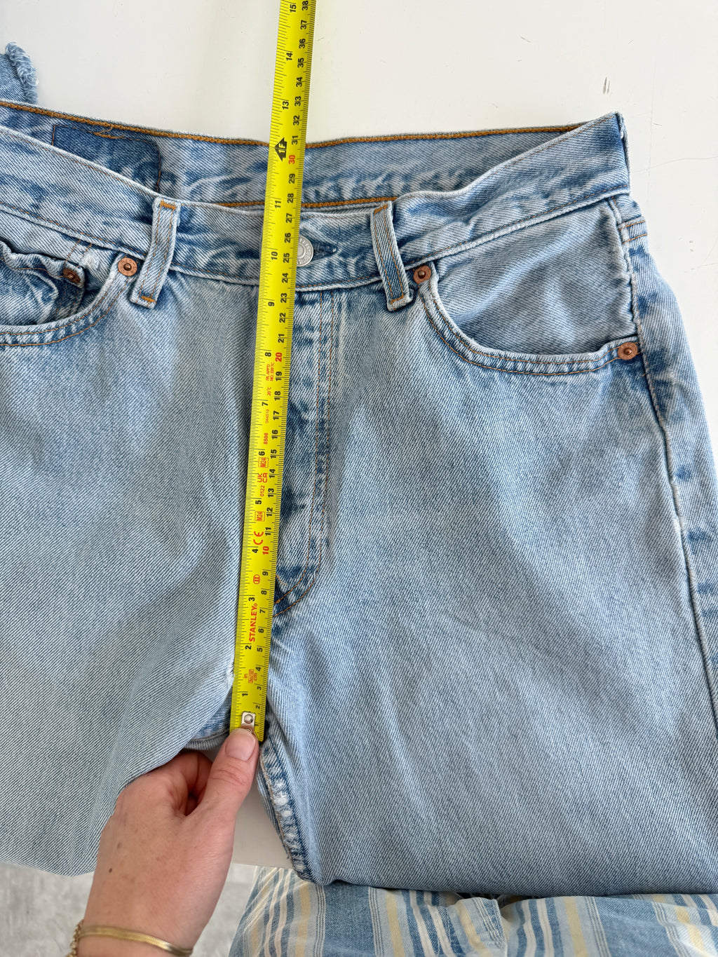 W27 L29 vintage Levis 501 27” measured waist light blue 501s 90s USA student fit denim