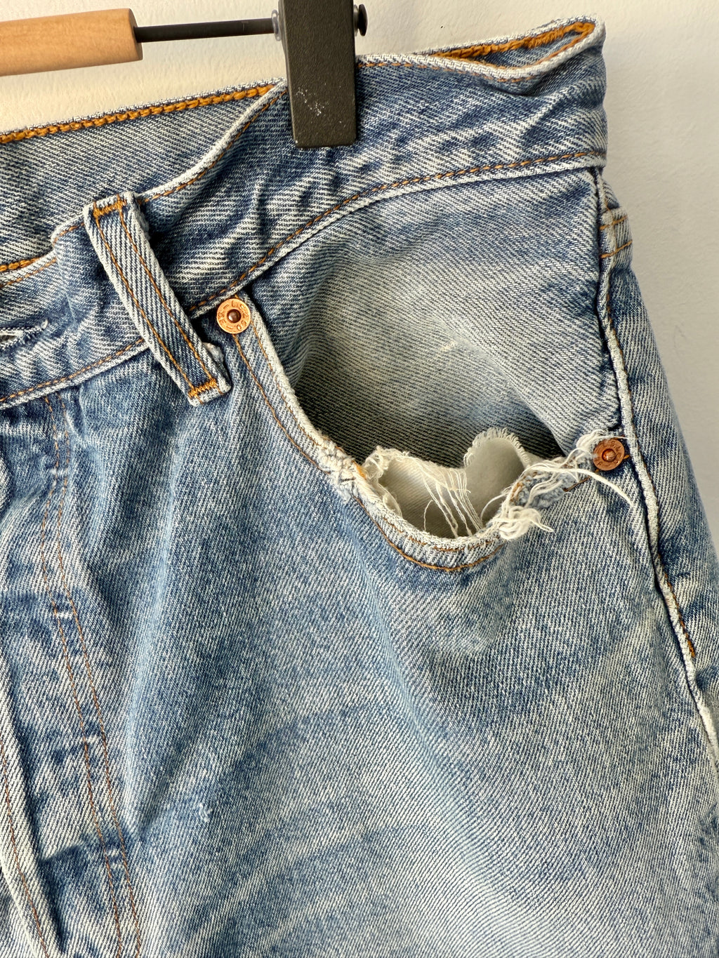 W33 L28 vintage Levis 501 32-33” measured medium faded blue denim Y2K wallet mark well worn in denim
