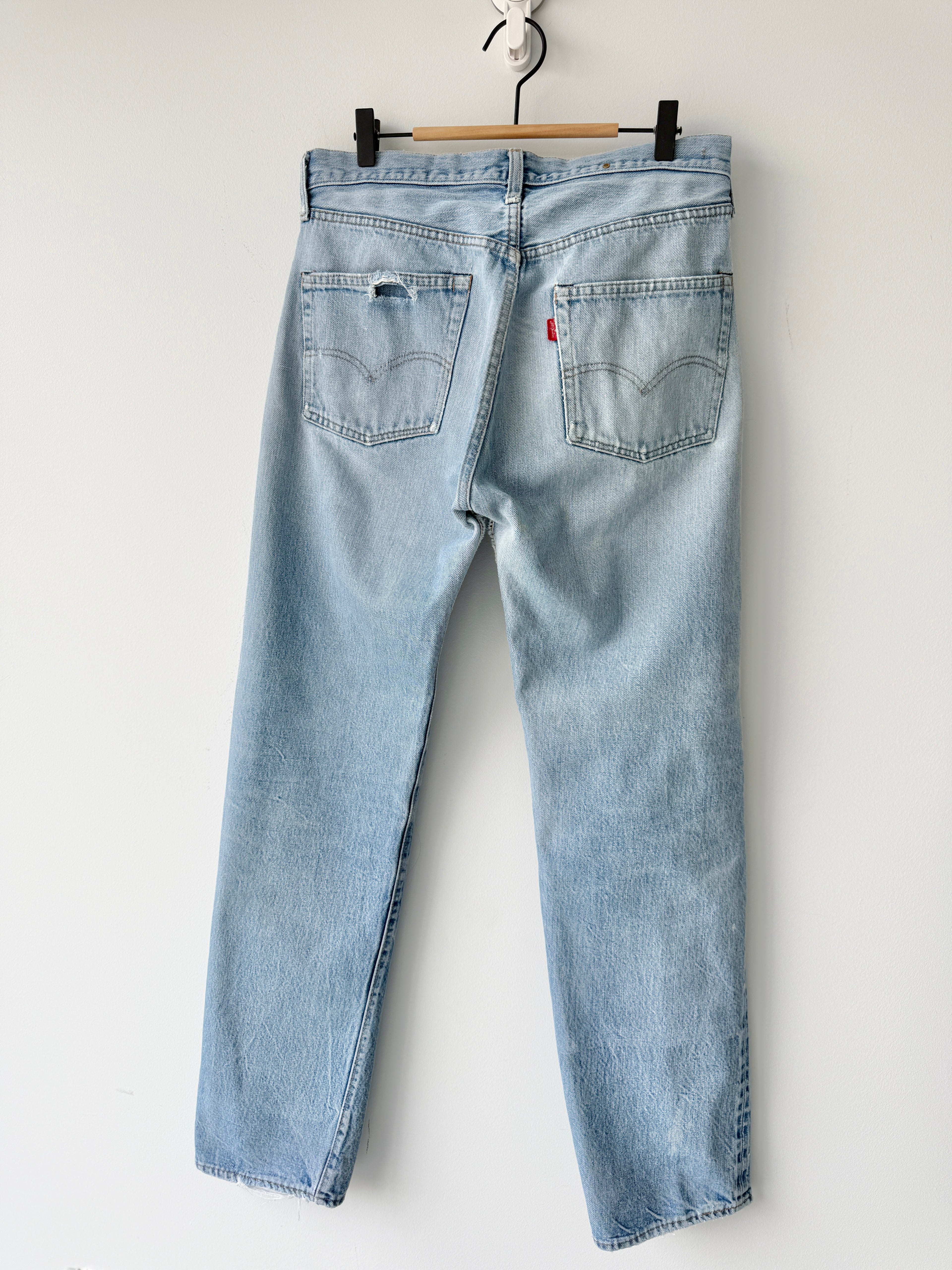 W31 L32 vintage Levis 501 30/31” measured light faded blue denim 70’s 501s USA button 6