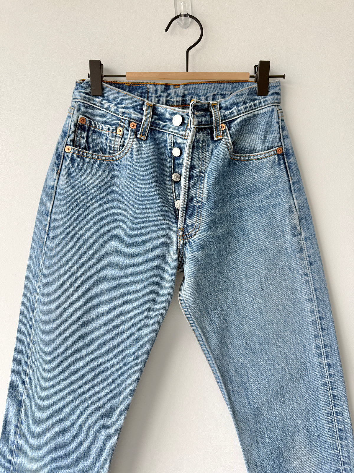 W25 L29 vintage Levis 501s 24/25” measured medium blue fade denim 90s 501s