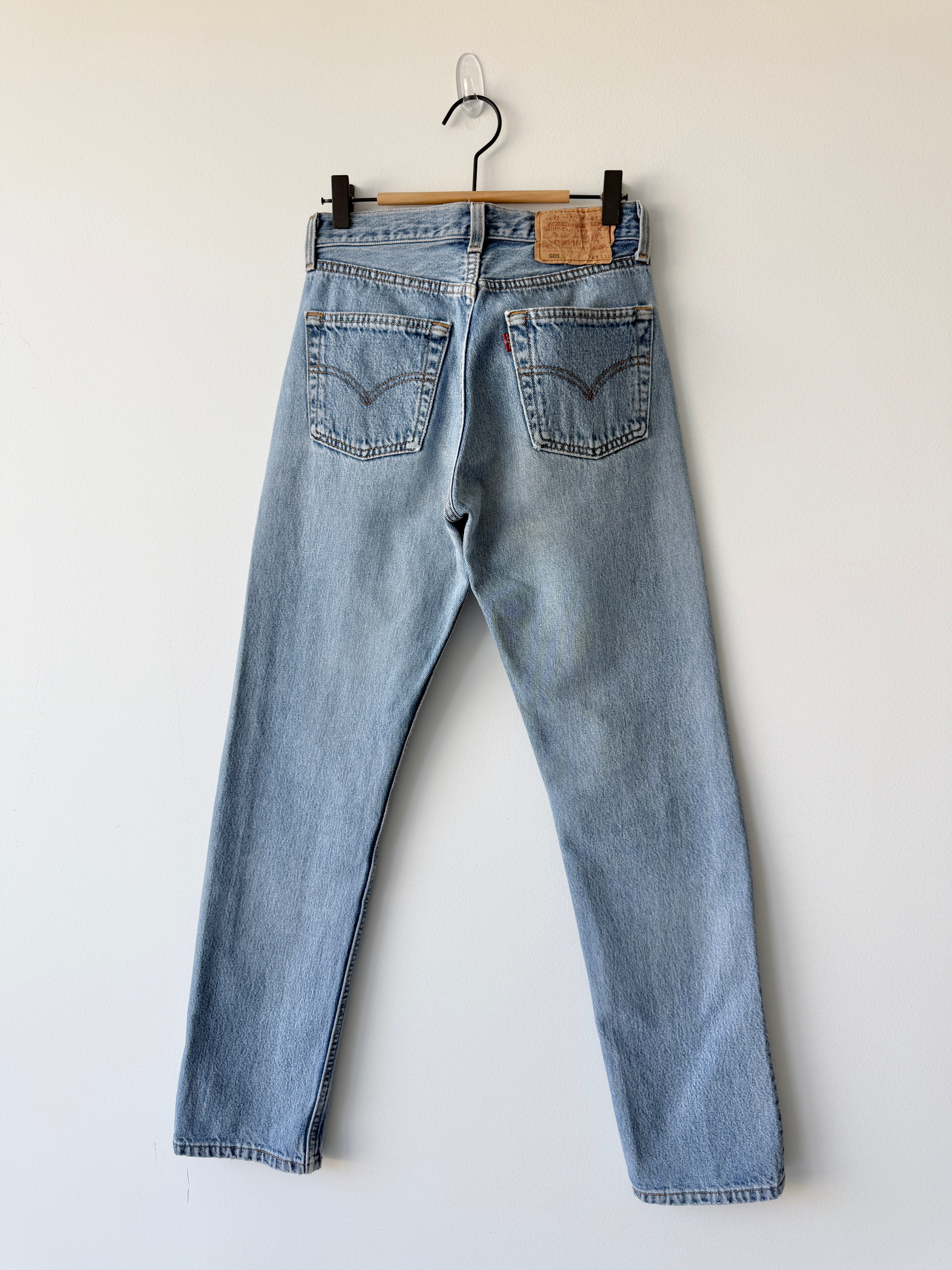 W25 L31 vintage Levis 501 24/25” measured waist medium light blue 501s 90s  USA nl