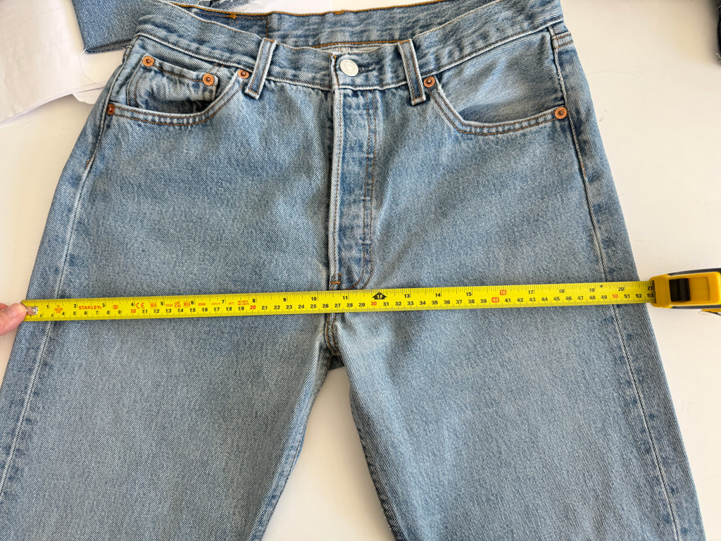 W29 L33vintage Levis 501s 28/29” measured medium fade blue Y2K 501s