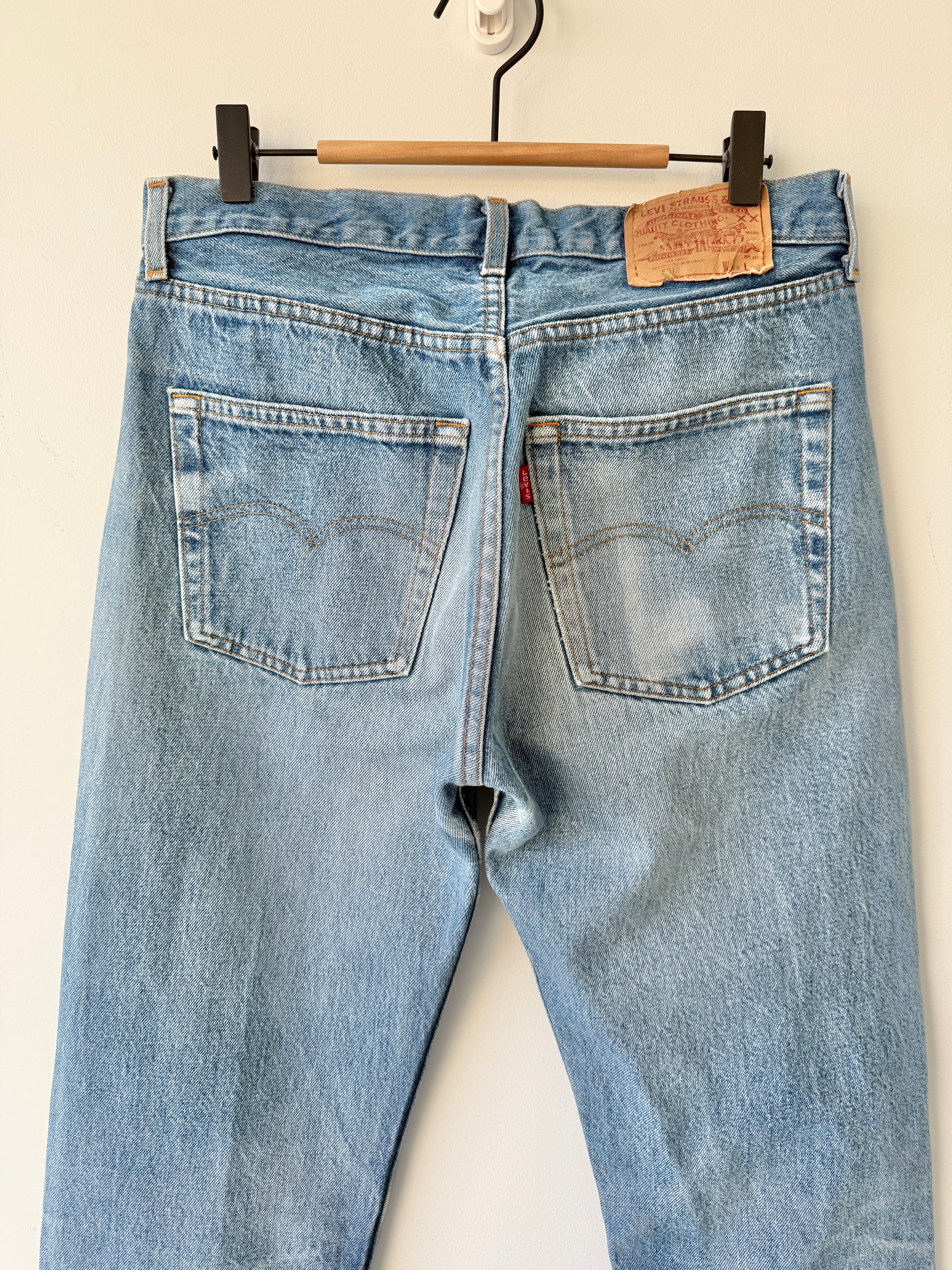W29 L31 vintage Levis 501 28-29” measured medium faded blue made in 80s