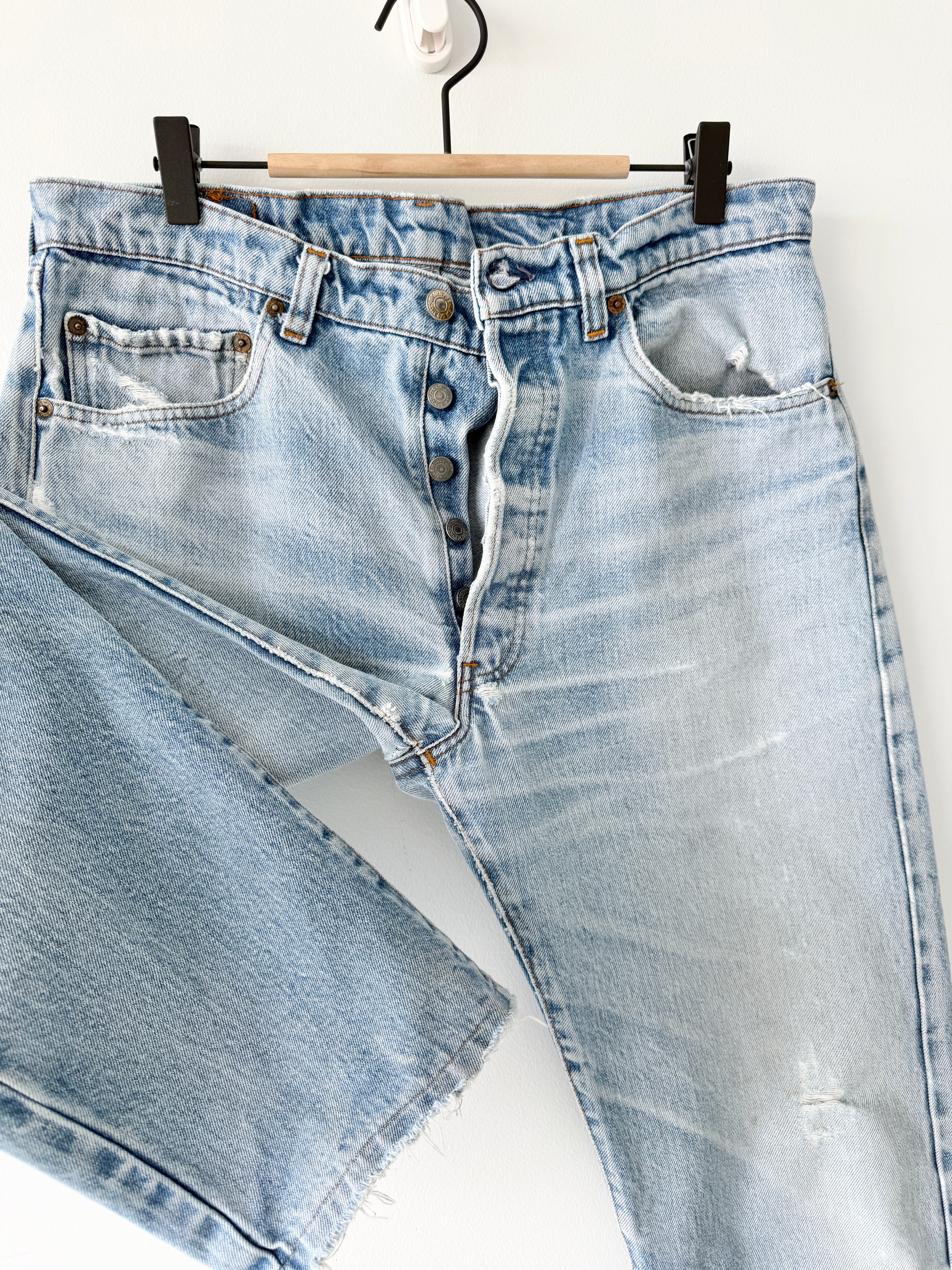 W32 L30 vintage Levis 501 31-32” measured distressed light blue denim 80s 501s