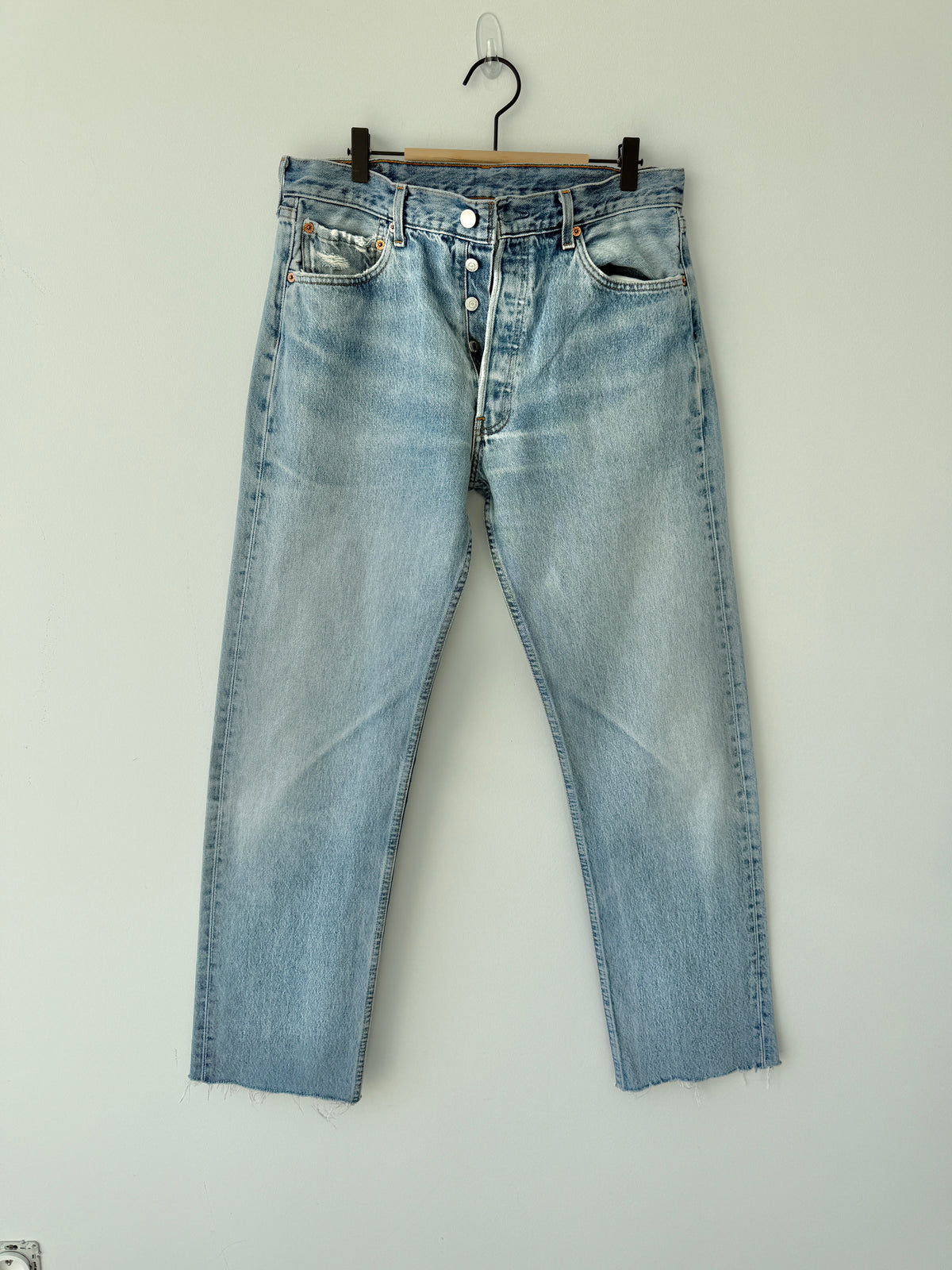 W32 L31 vintage Levis 501s 31/32” measured light medium blue faded 90s 501s