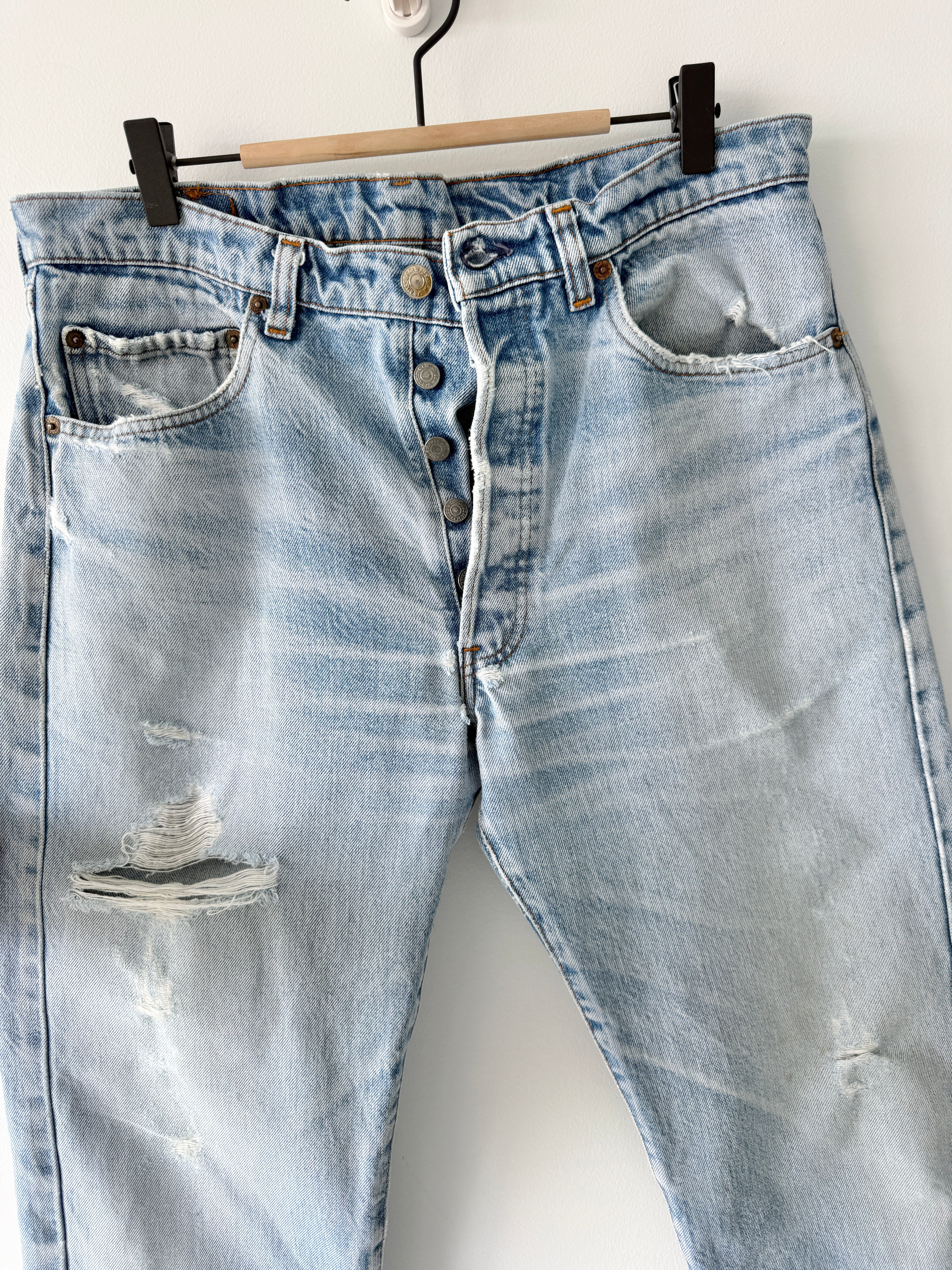 W32 L30 vintage Levis 501 31-32” measured distressed light blue denim 80s 501s