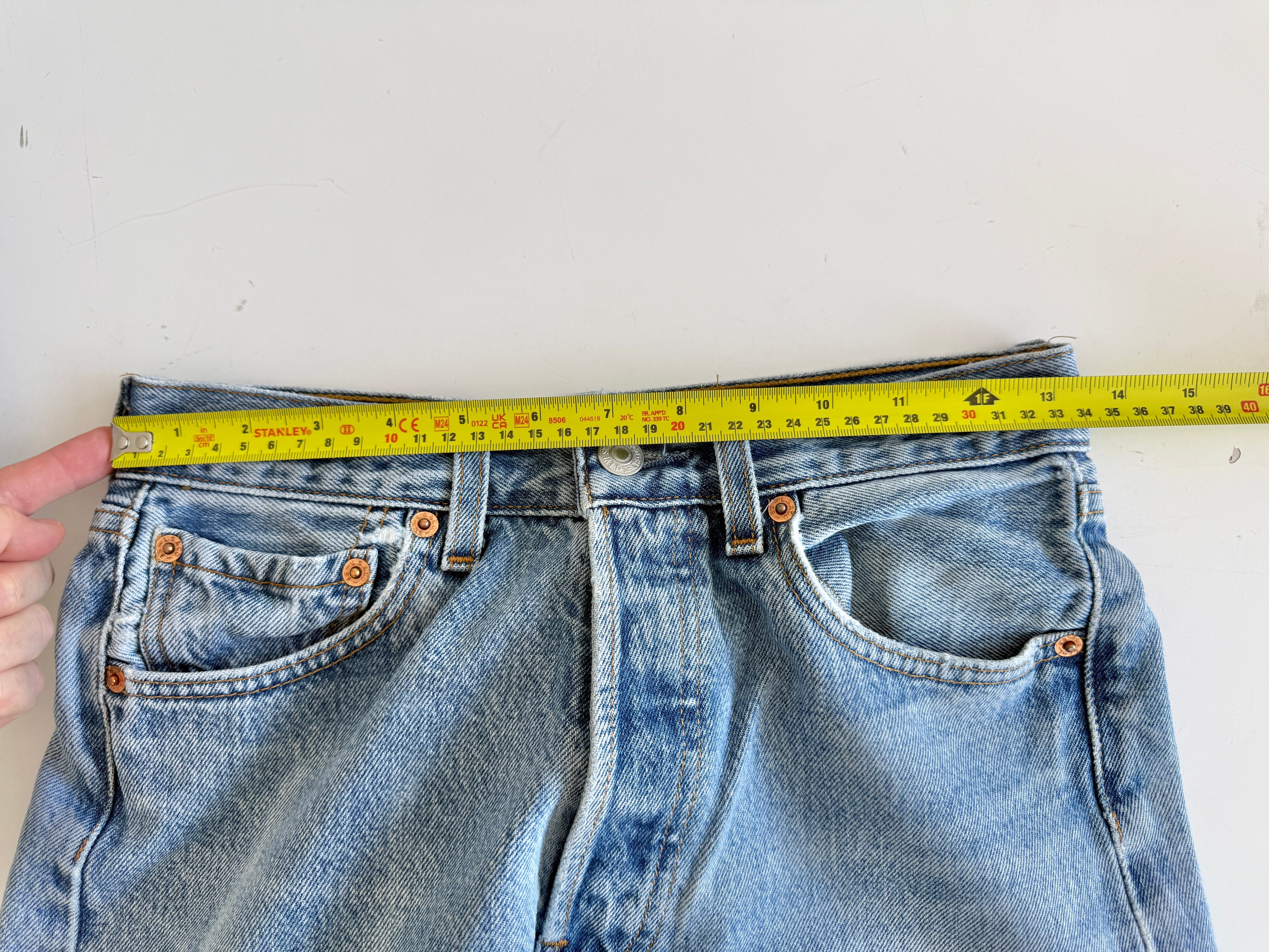 W26 L31 vintage Levis 501 25/26” measured waist medium light blue 501s Y2K wallet mark and cool fades nl