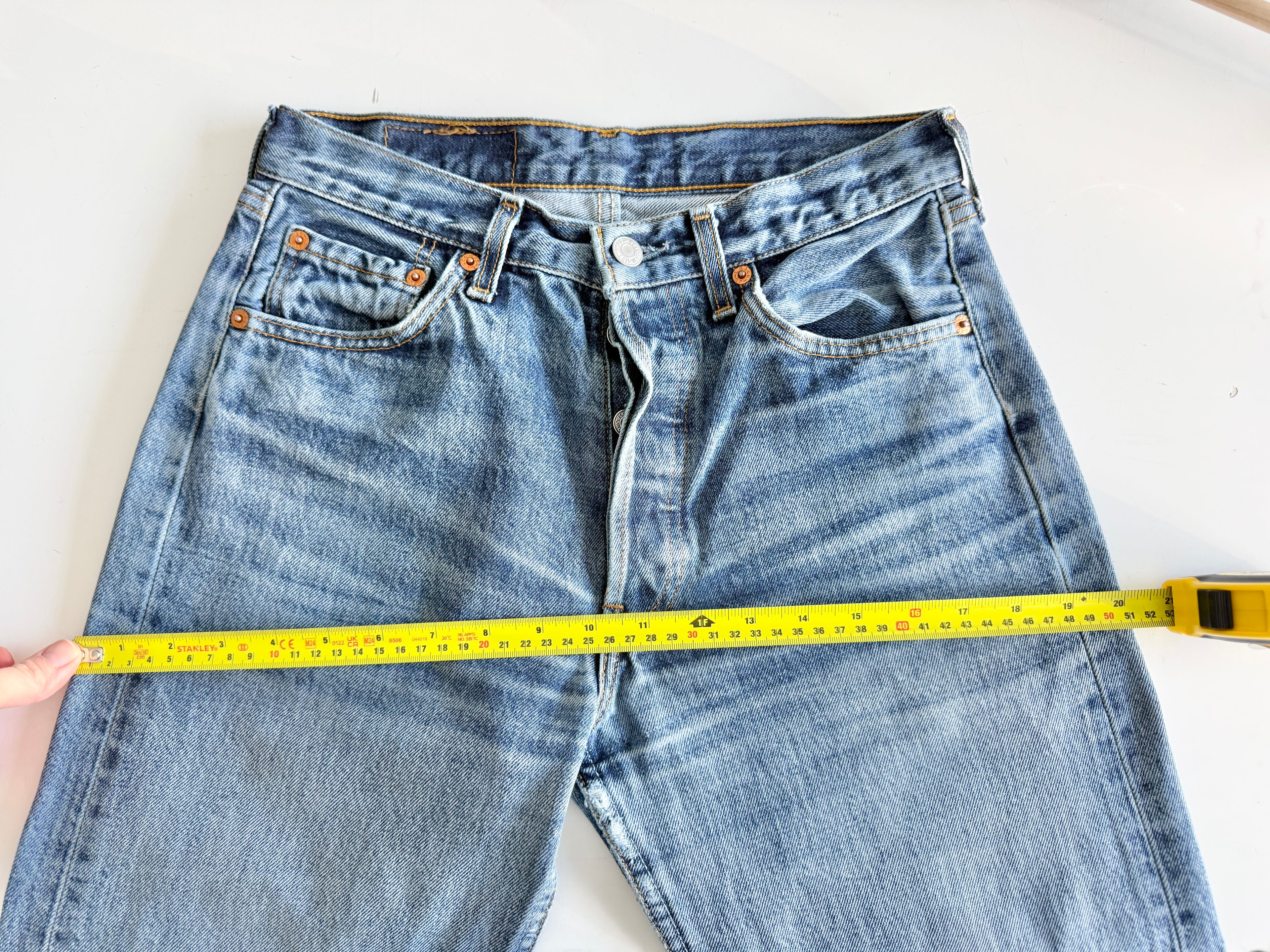 W27 L33 vintage Levis 501 27” measured medium blue denim 90s 501s