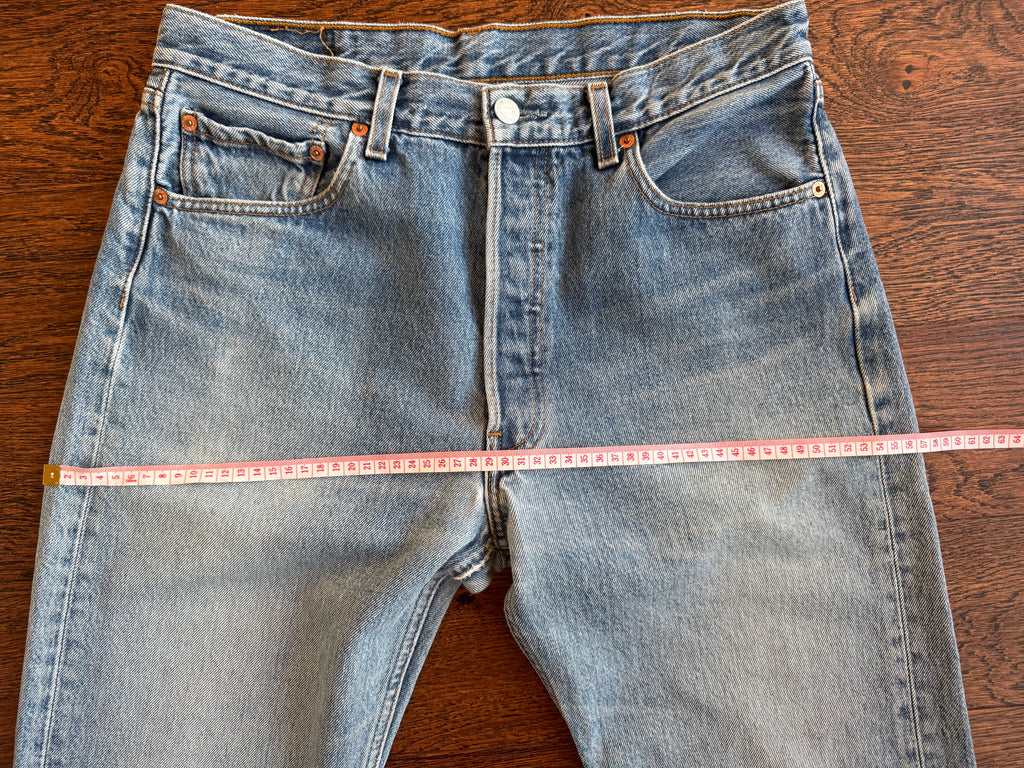 W32 L33 vintage Levis 501s 31/32” measured medium blue faded Y2K 501s