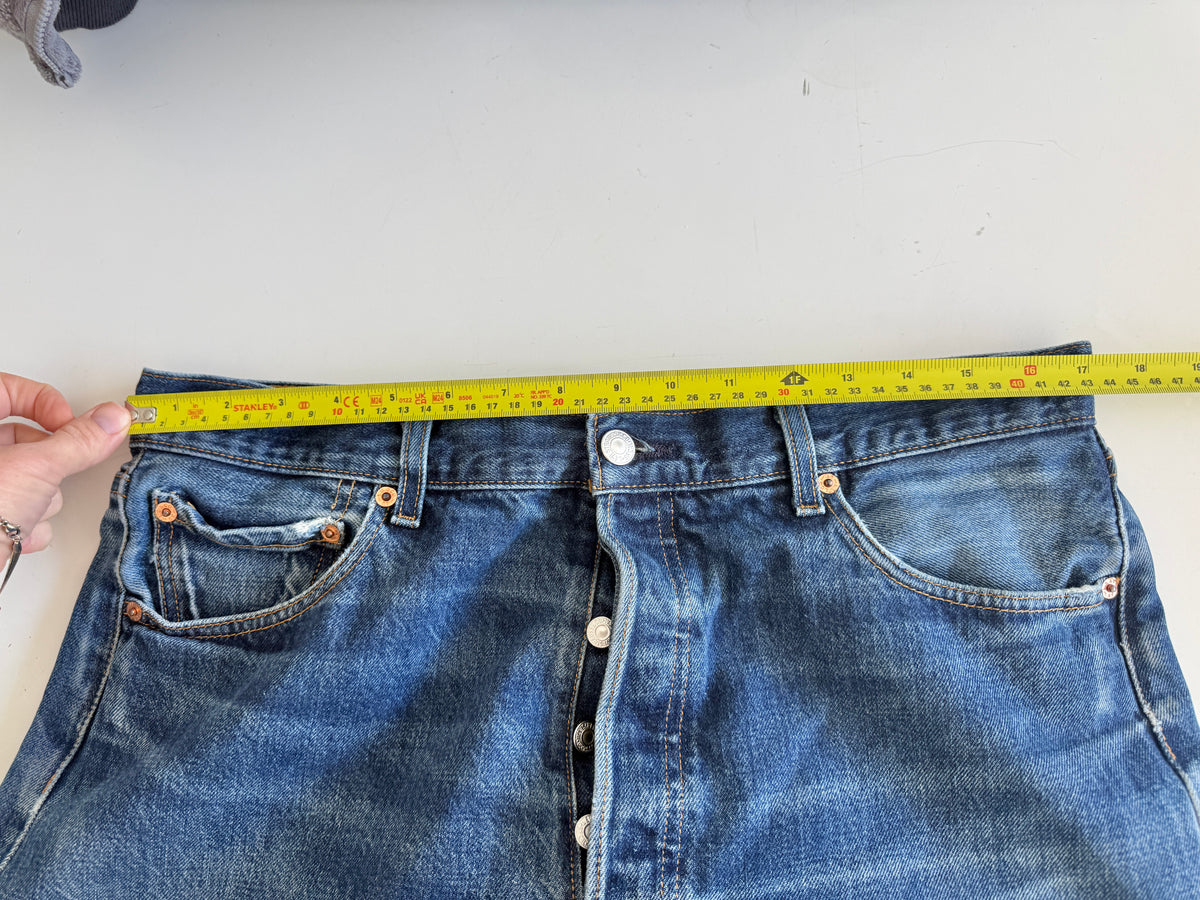 W33 L33 vintage Levis 501 dark blue 33” measured waist Y2K levis 501s