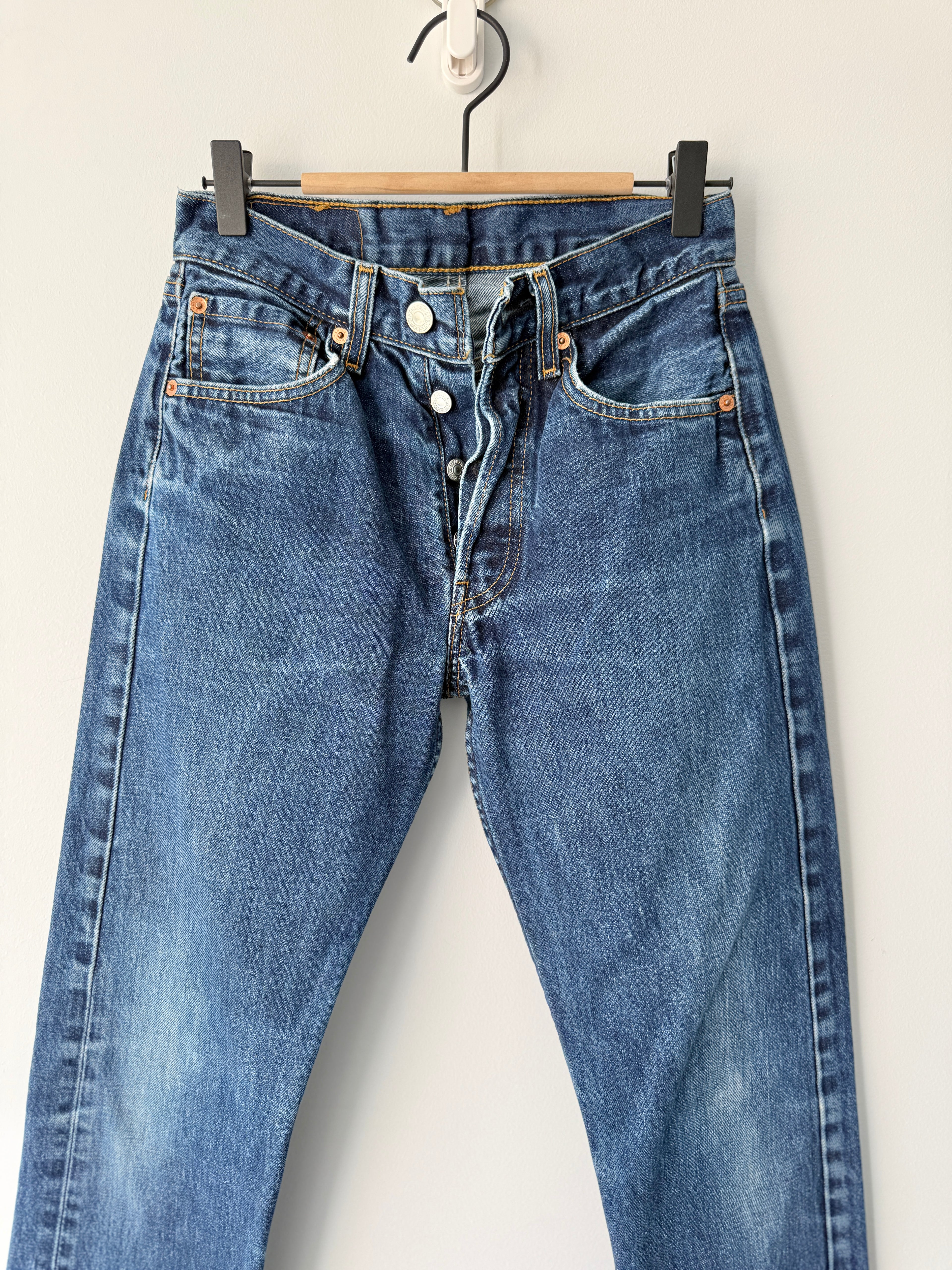 Soft W24 L30 vintage Levis 501s 23-24” measured dark indigo blue Y2K Levi’s 501s