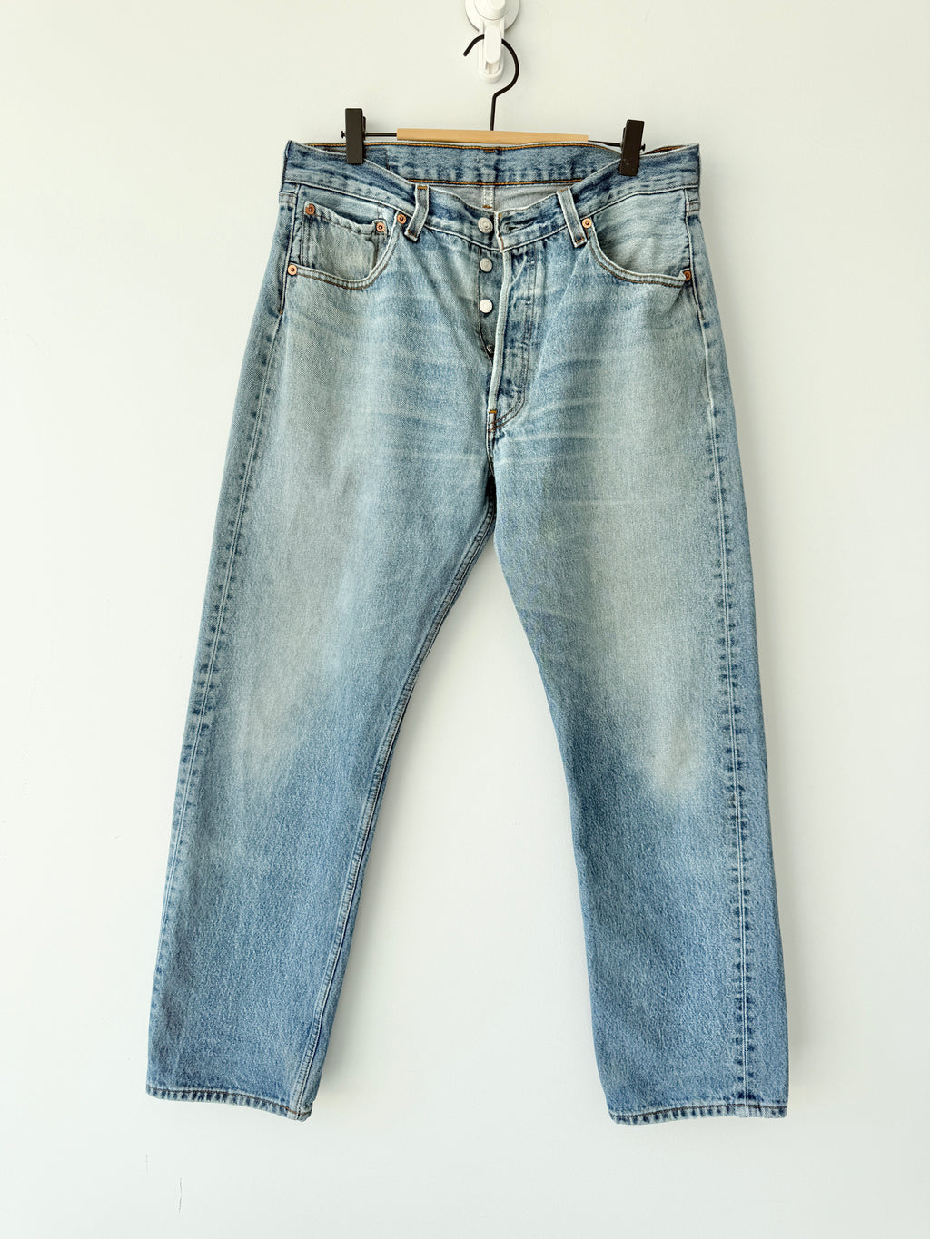 W32 L29 vintage Levis 501 31/32” measured medium blue denim Y2K Levi’s 501s wallet mark