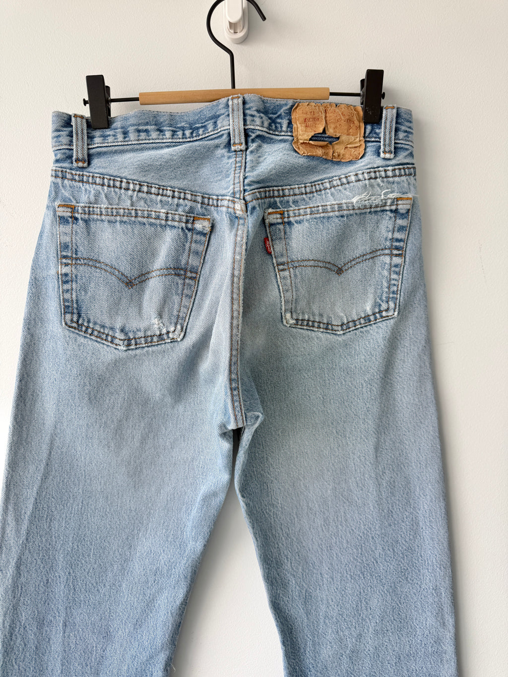 W28 L32 vintage Levis 501 27/28” measured medium light blue faded 80s USA Levi’s 501s golden buttons