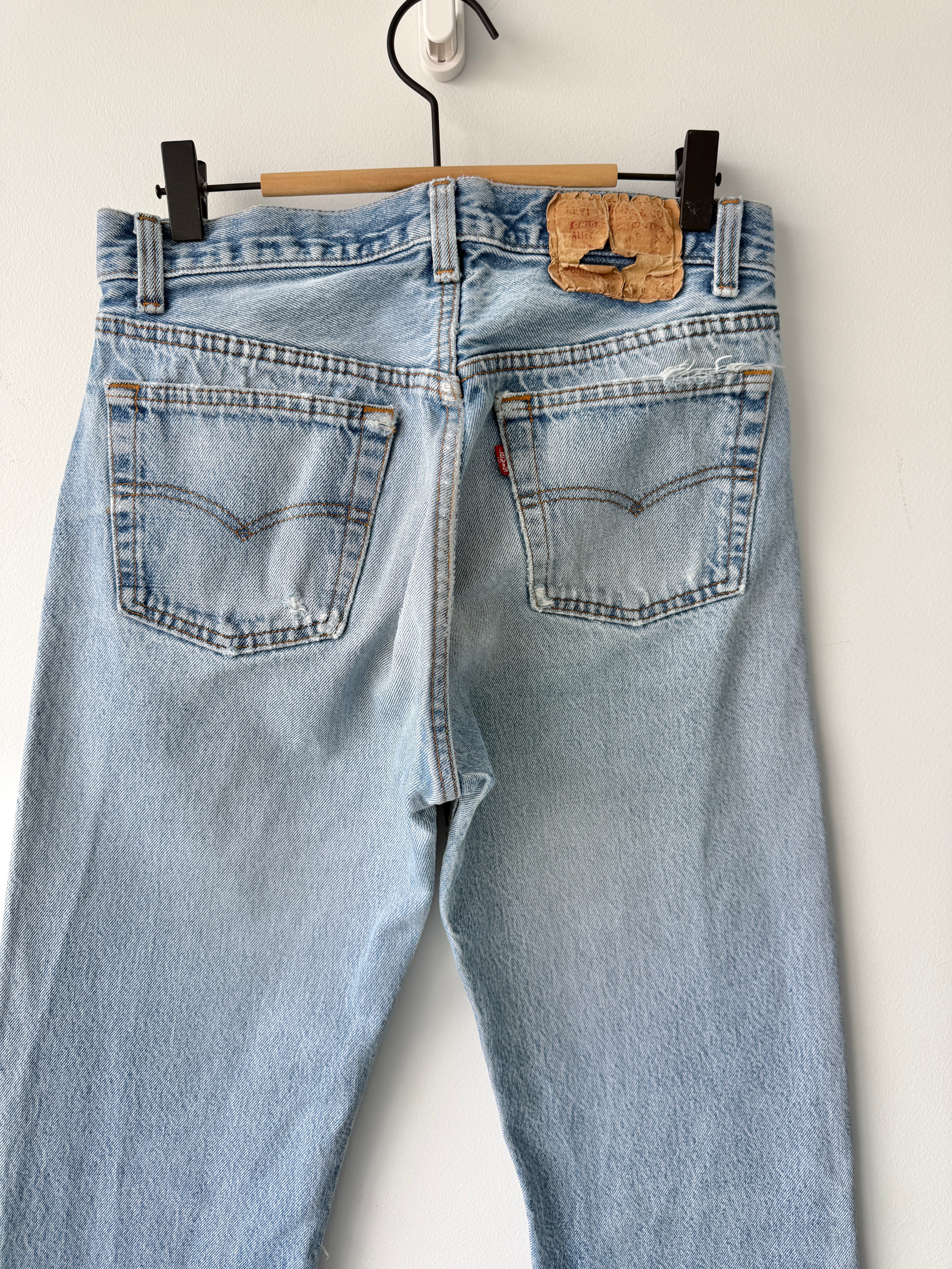 W28 L32 vintage Levis 501 27/28” measured medium light blue faded 80s USA Levi’s 501s golden buttons