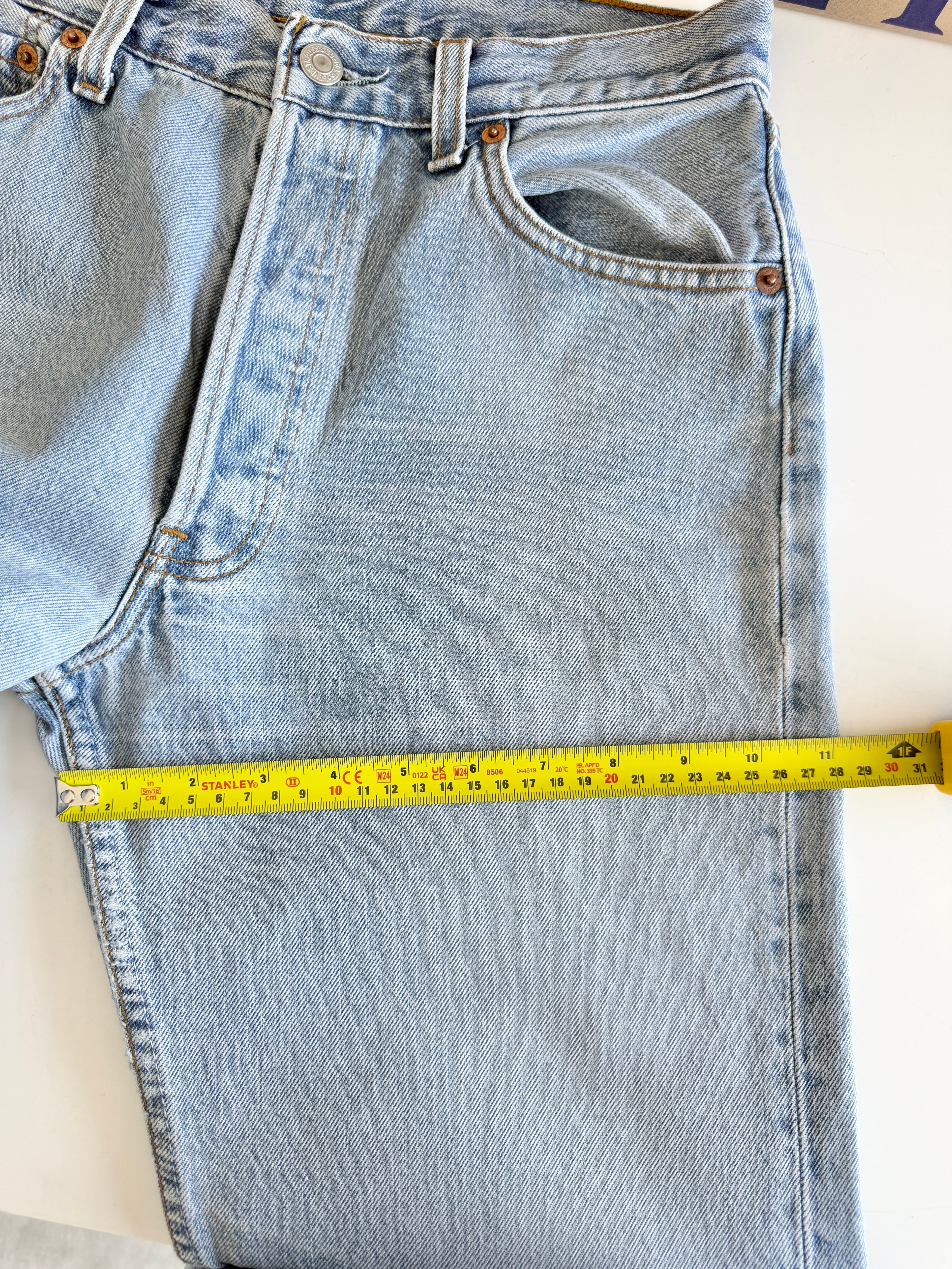 W29 L32 vintage Levis 501 28/29” light blue Levi’s 501s 90s