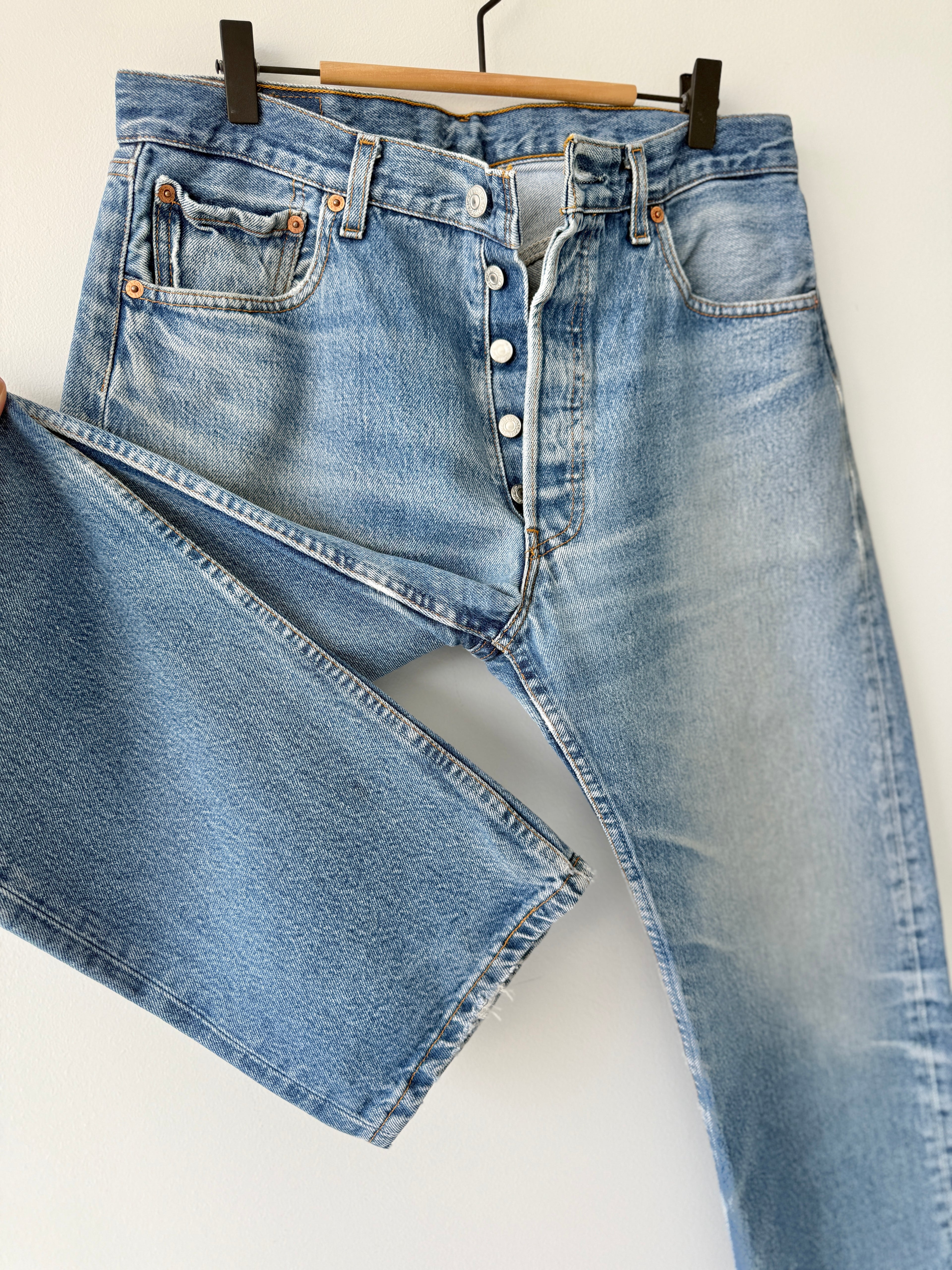 W32 L30 vintage Levis 501 31-32” measured waist faded medium blue made in y2k