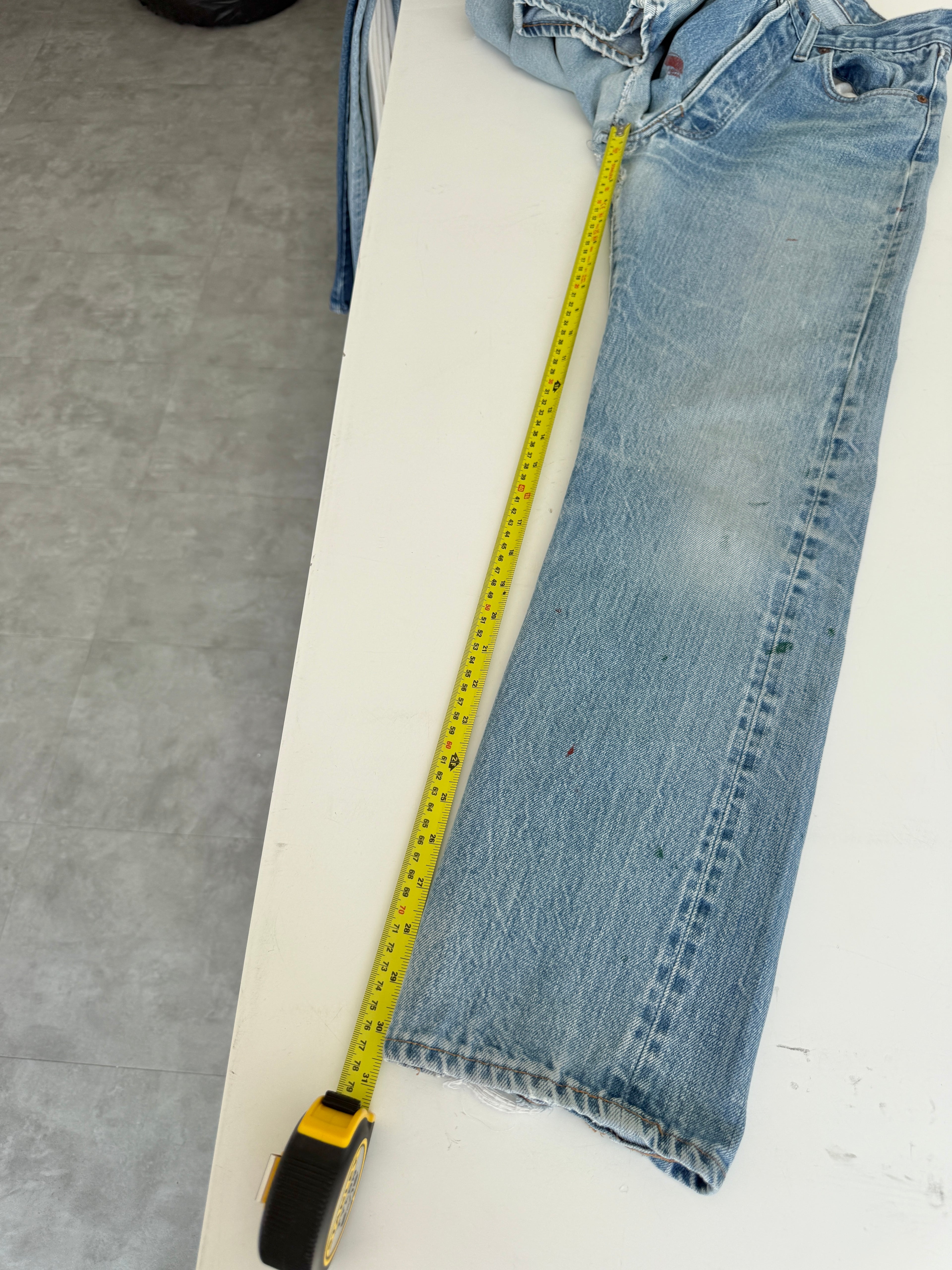 Selvedge W27 L30 vintage Levis 501 26-27”measured medium blue 80s USA 501 selvedge distressed & paint 501s