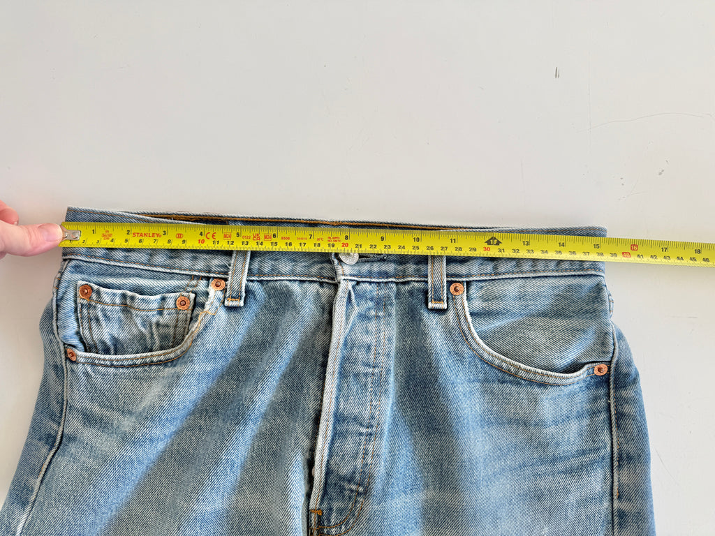 W29 L33 vintage Levis 501 29” measured medium faded whiskers blue Y2K Levi’s 501s
