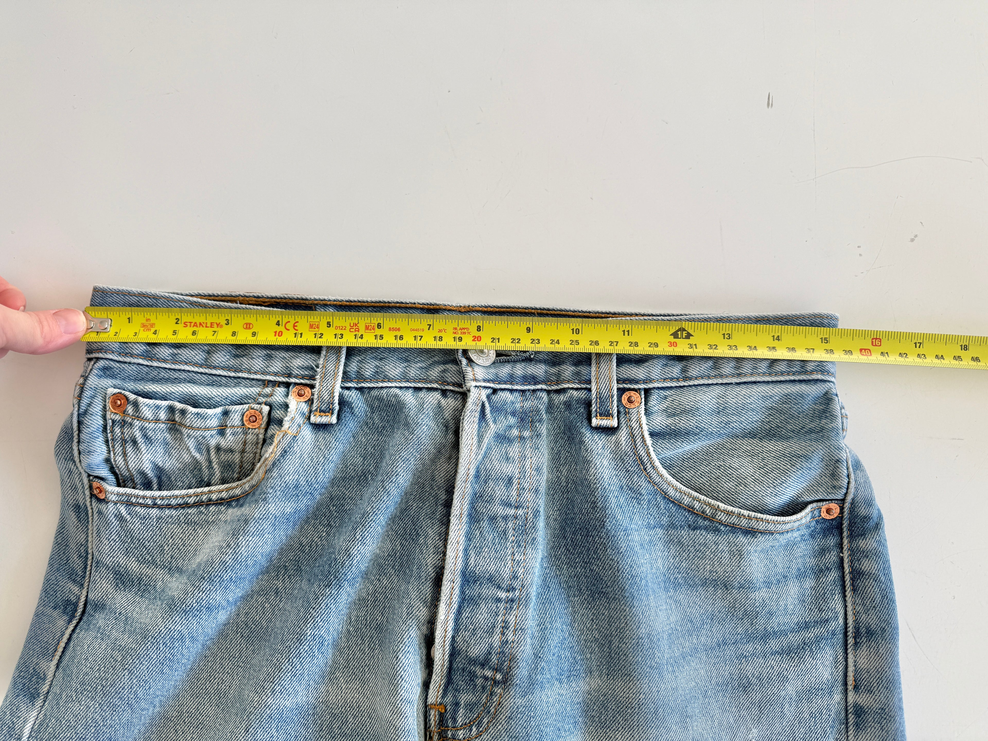W29 L33 vintage Levis 501 29” measured medium faded whiskers blue Y2K Levi’s 501s