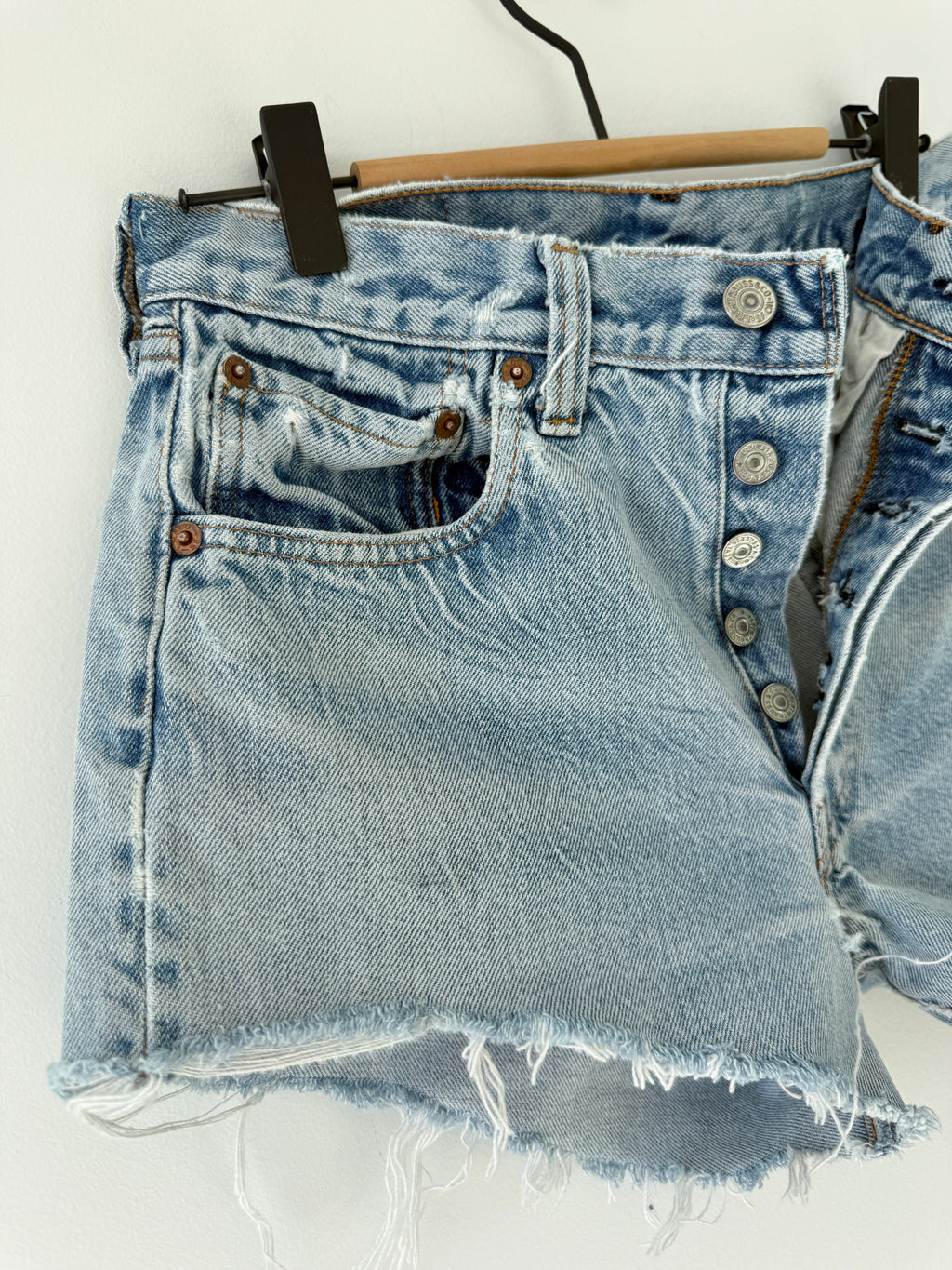 W27 Selvedge vintage Levis 501 26/27” measured waist light faded blue 70s 501s selvedge Levi’s made in USA